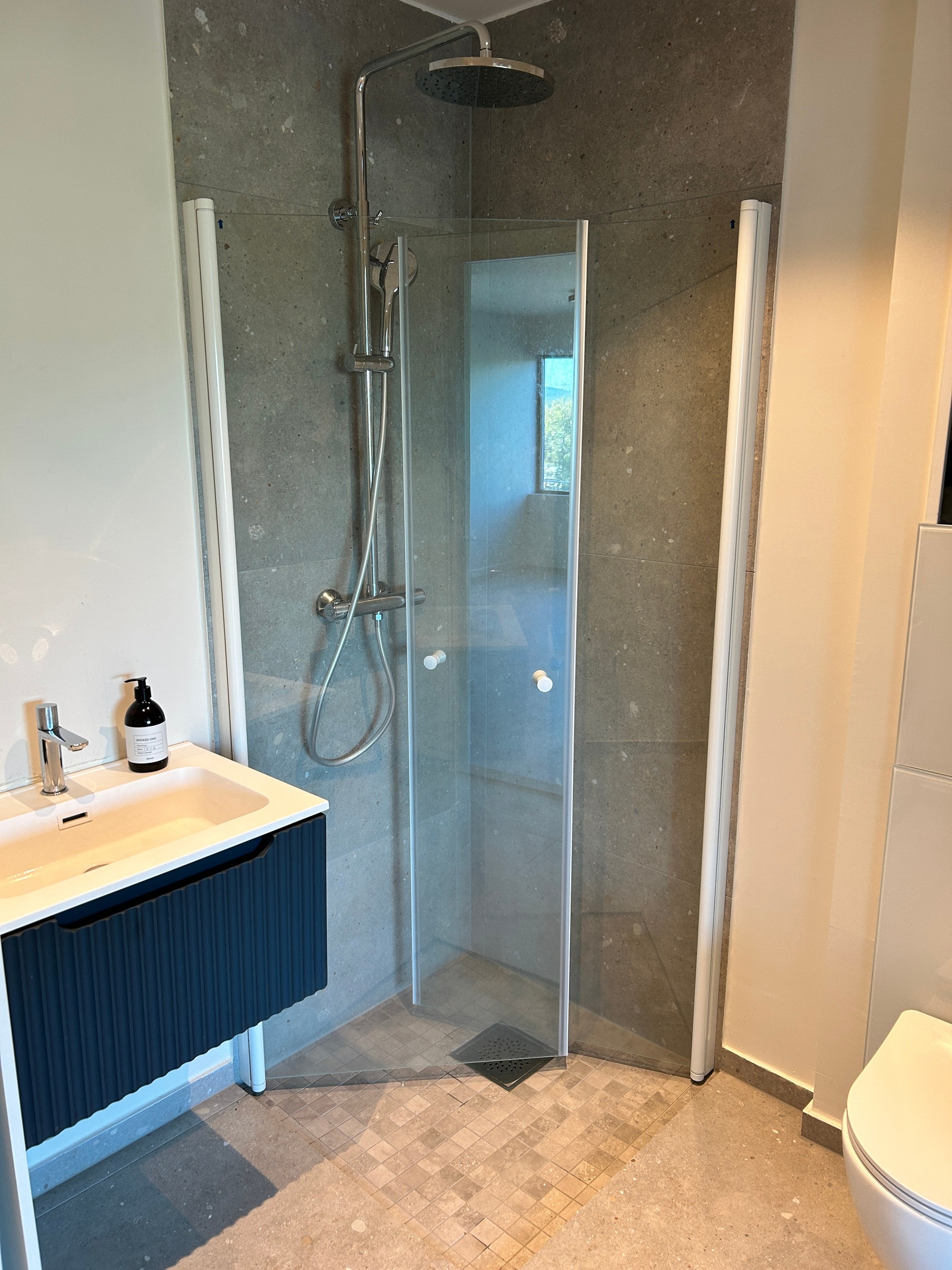 Bad med vaskemaskin og takdusj. Galleribilde