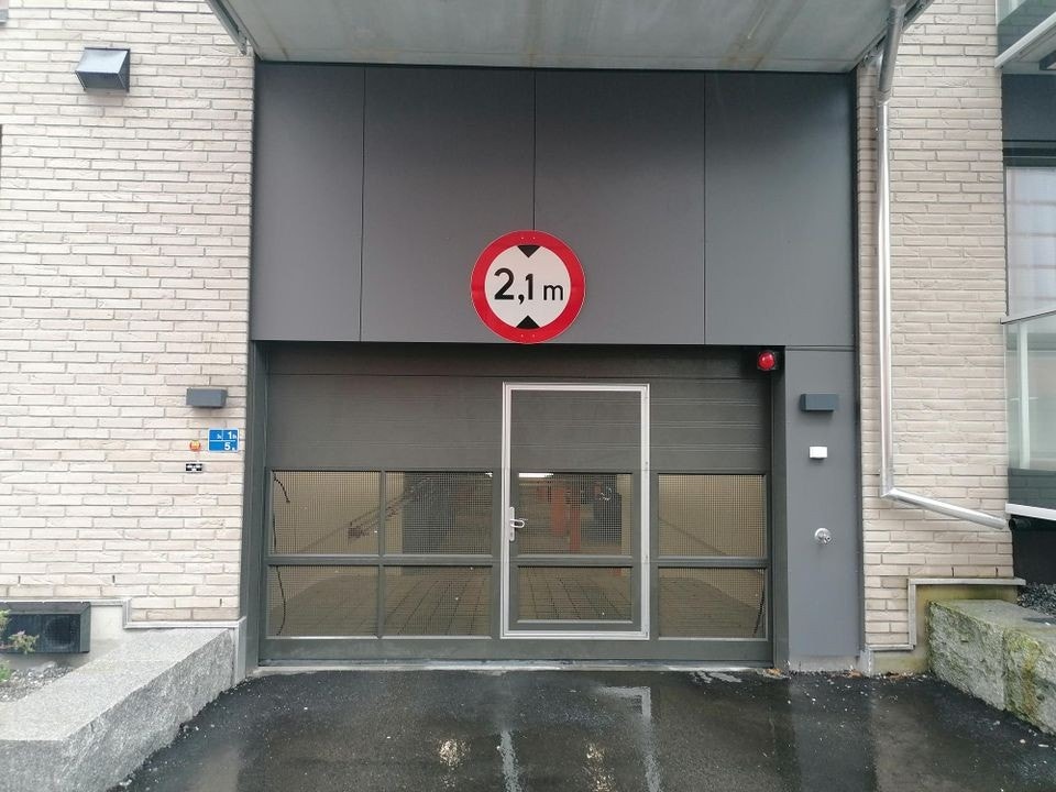 Innkjøring til garasjeplassen (vis a vis innkjøring Kronstadparken parkeringshus P7) Galleribilde