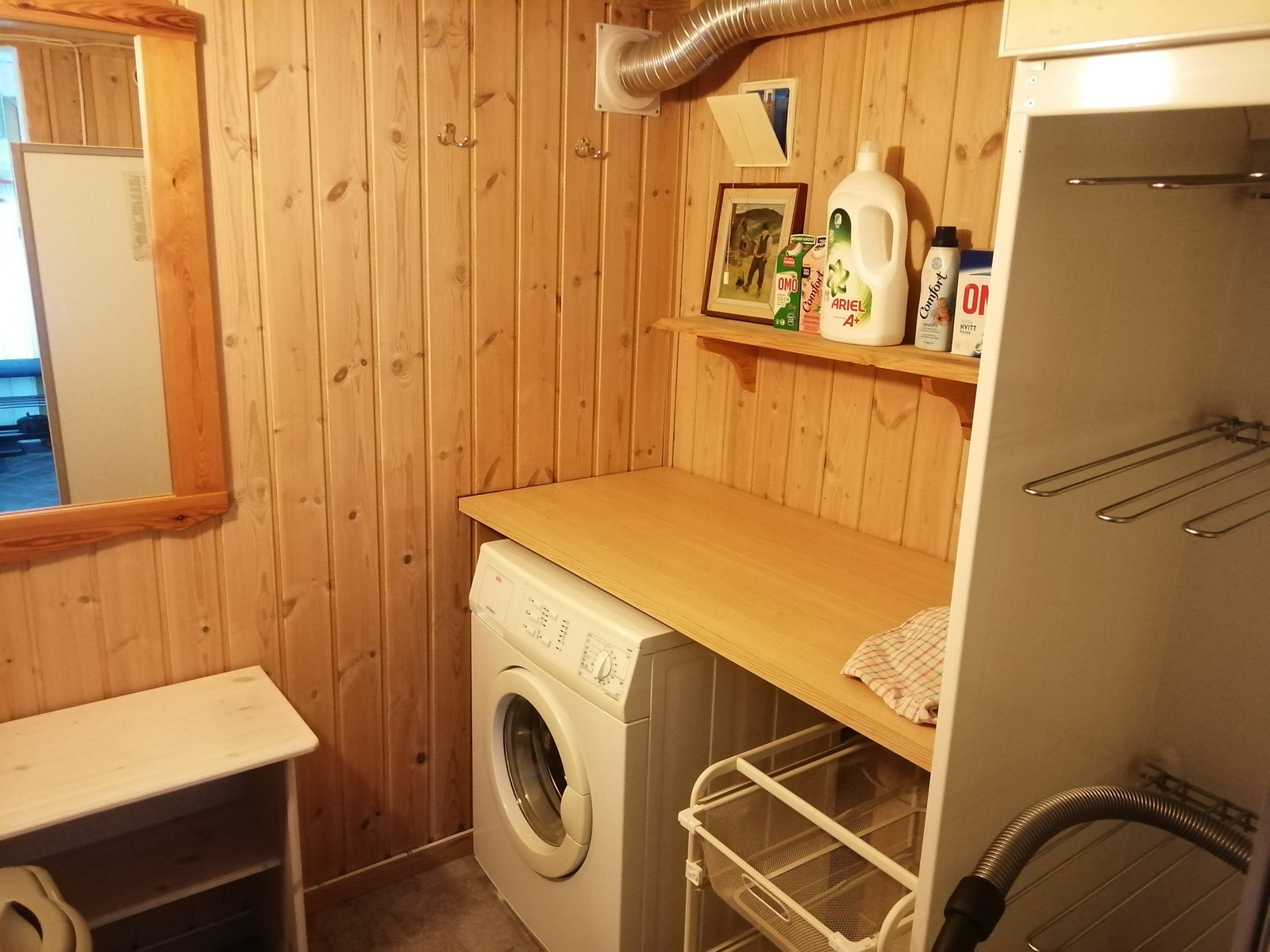 Eget vaskerom på ca 6 kwm bygget på tidlig 2000 tallet. Med vaskemaskin, tørkeskap med utlufting. Galleribilde