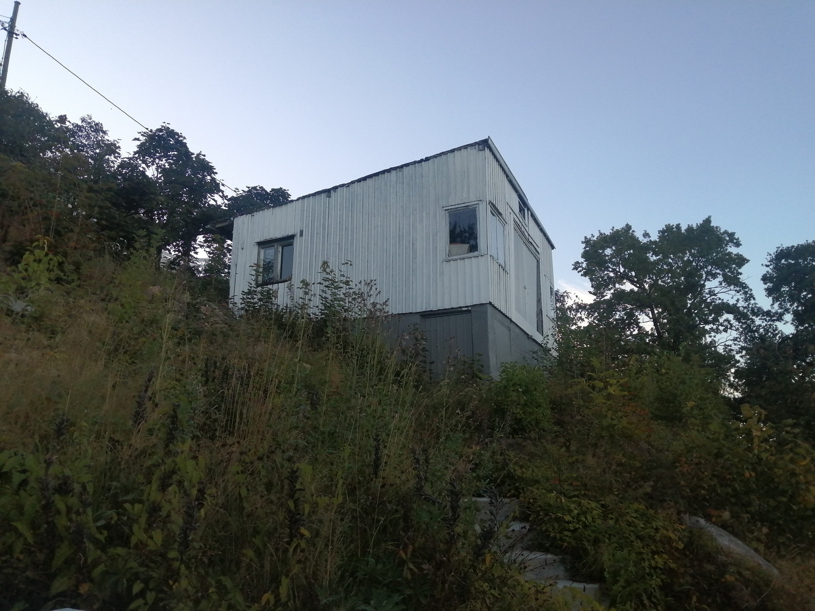 Nabohytte stått tom i over 35 år. Trg 3. Tomt på 938 kwm ink 14,8 kwm strandtomt. Kan kjøpes for 1 mill.ekstra ved kjøp av Svelvikveien 872 og 874. Totalt 3990000 kr. Galleribilde