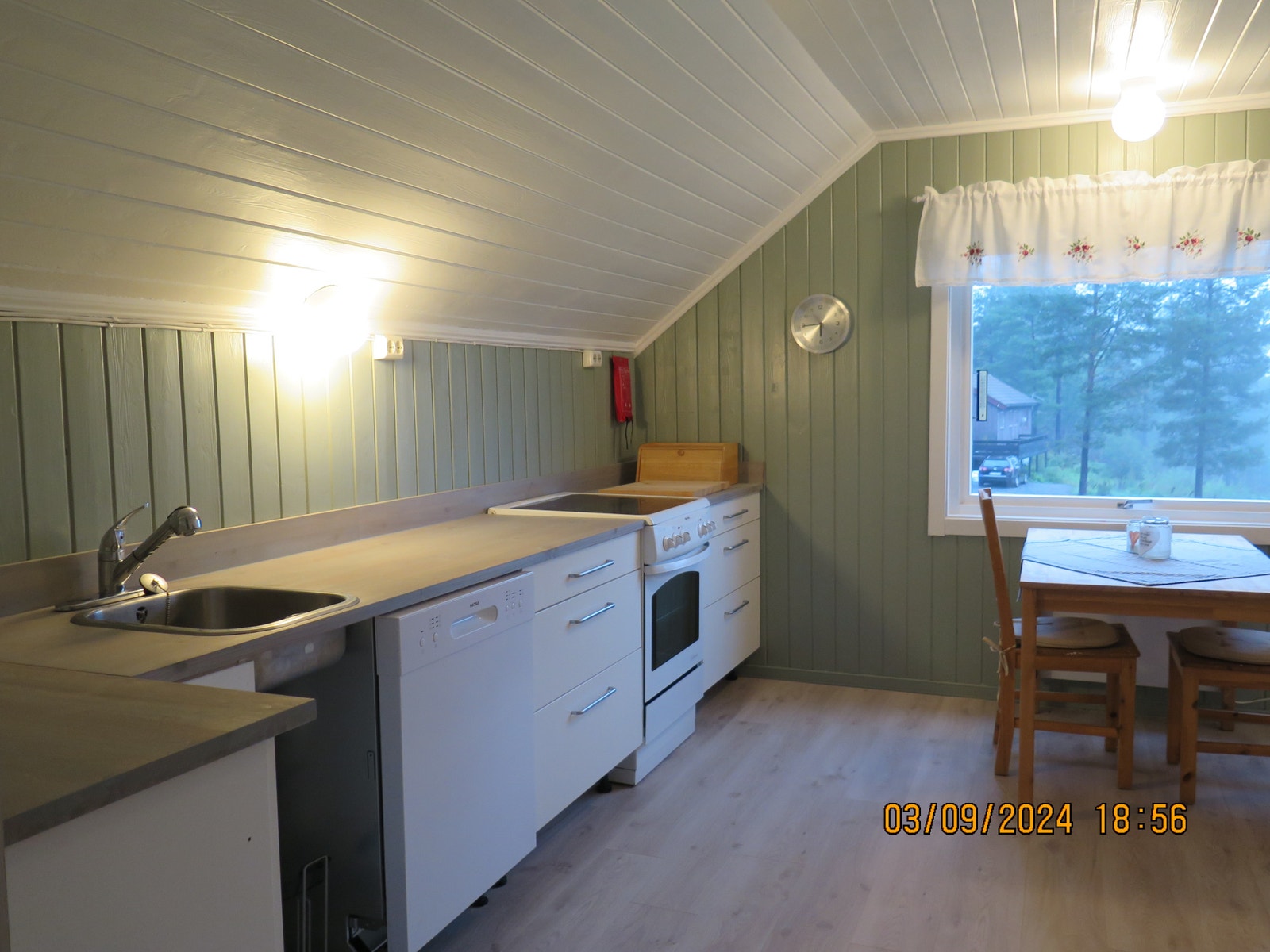 Kjøkkenbenk med oppvaskmaskin og komfyr. 2.etasje. Galleribilde