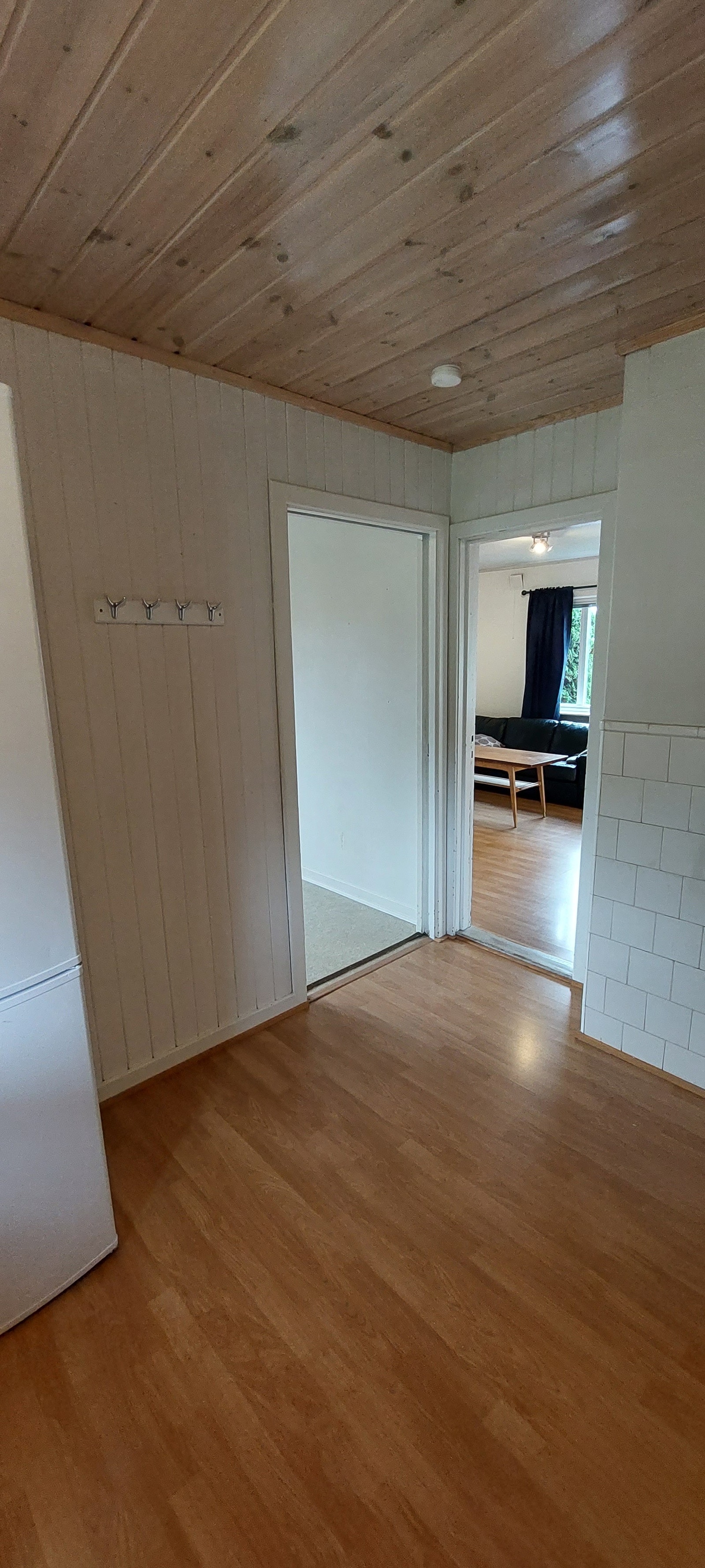 Kjøkken med inngang til soverom (venstre) og stue (rett frem) Galleribilde