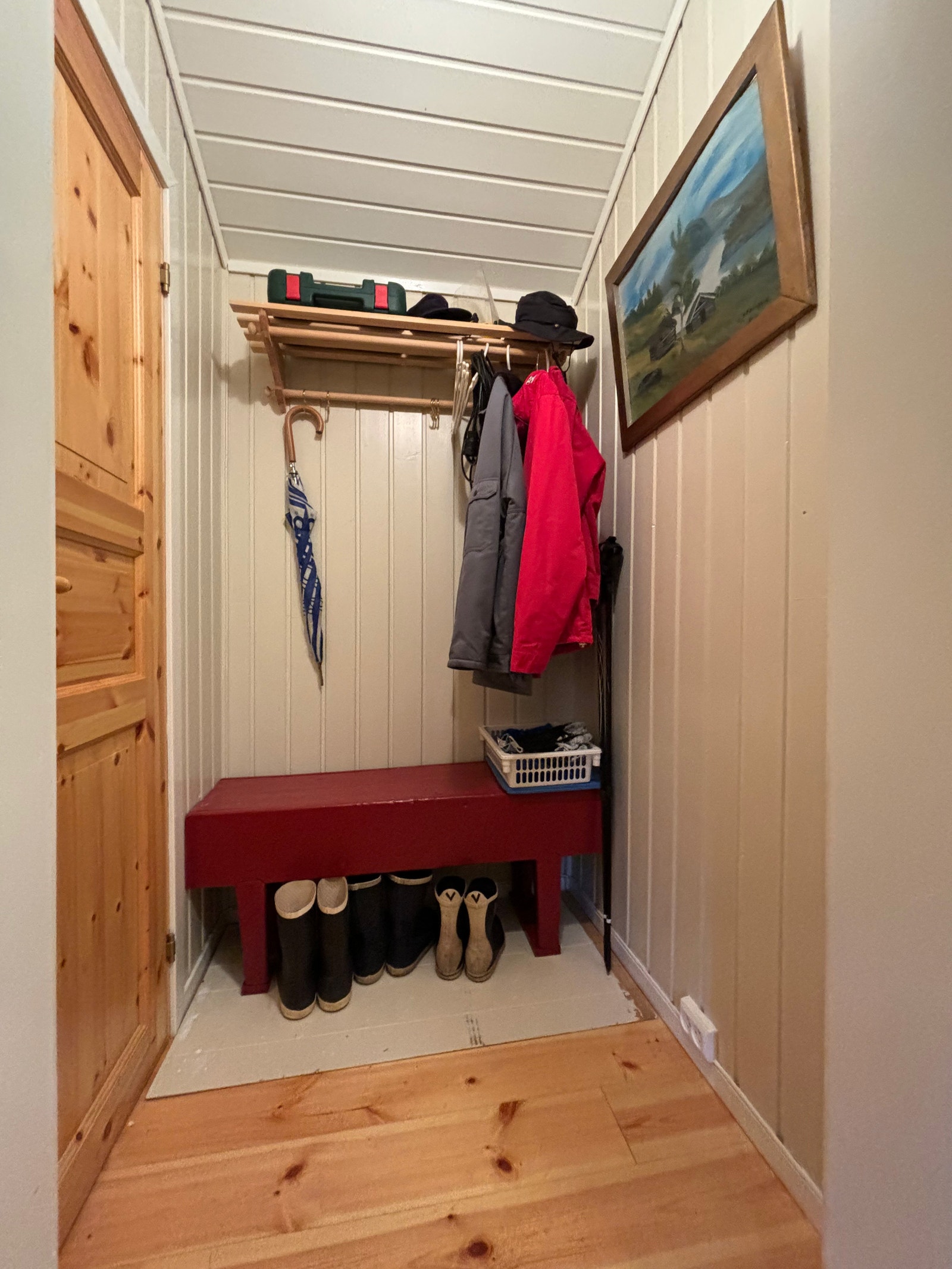 Liten garderobe ved vindfang Galleribilde