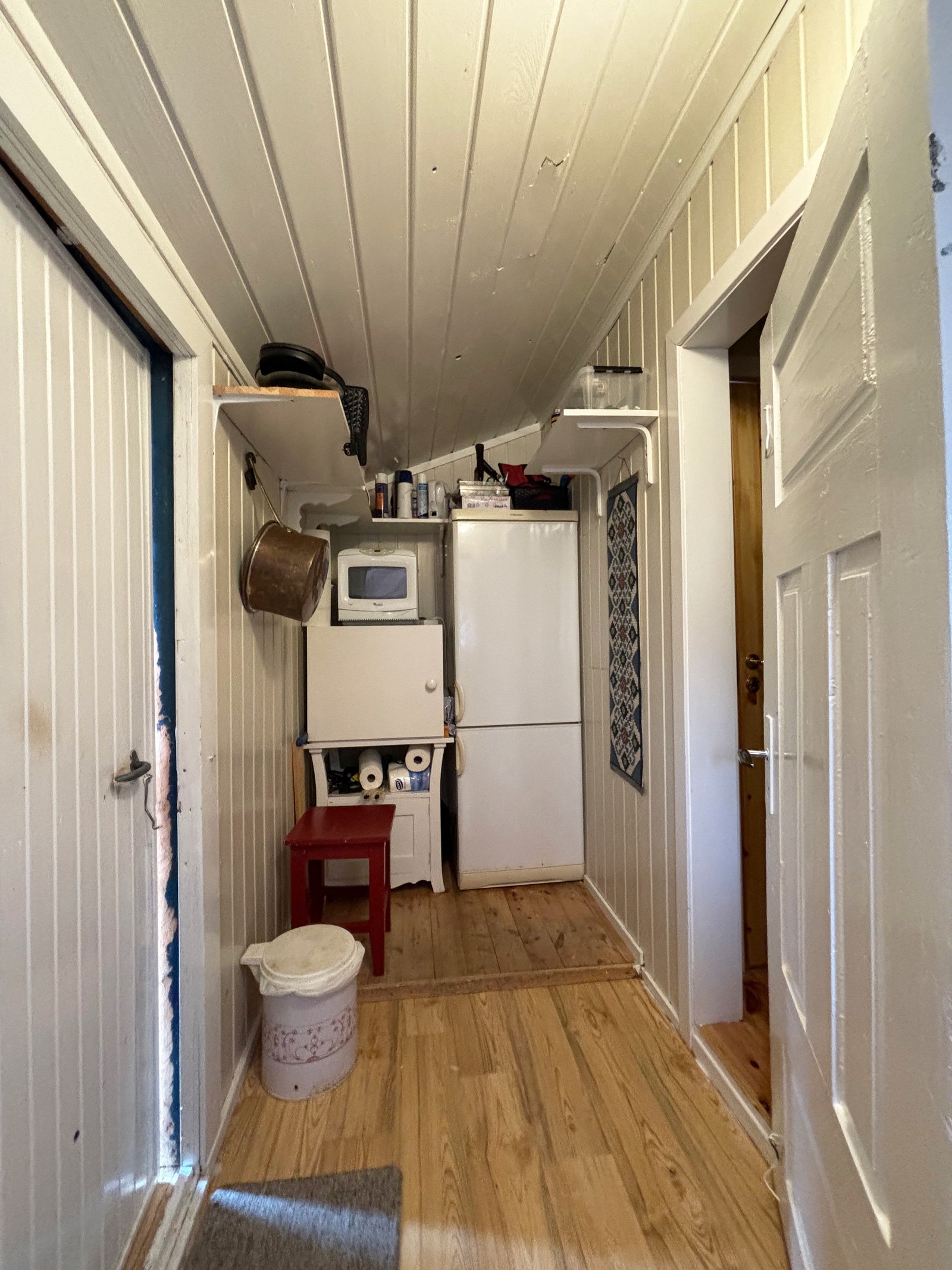 Vindfang i tilknytning til kjøkken med plass til kjøleskap Galleribilde