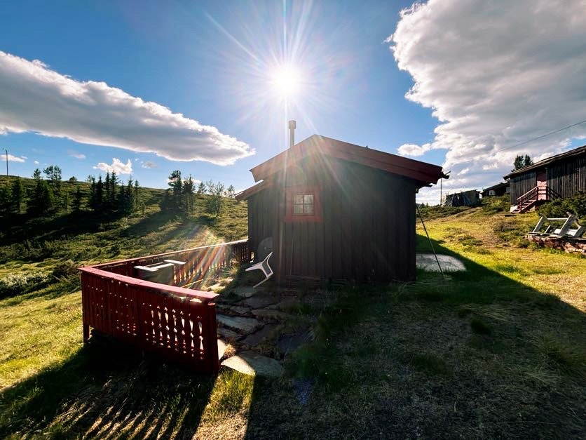 Uteplasser for fine dager i det fri på sør og nordenden av hytta Galleribilde
