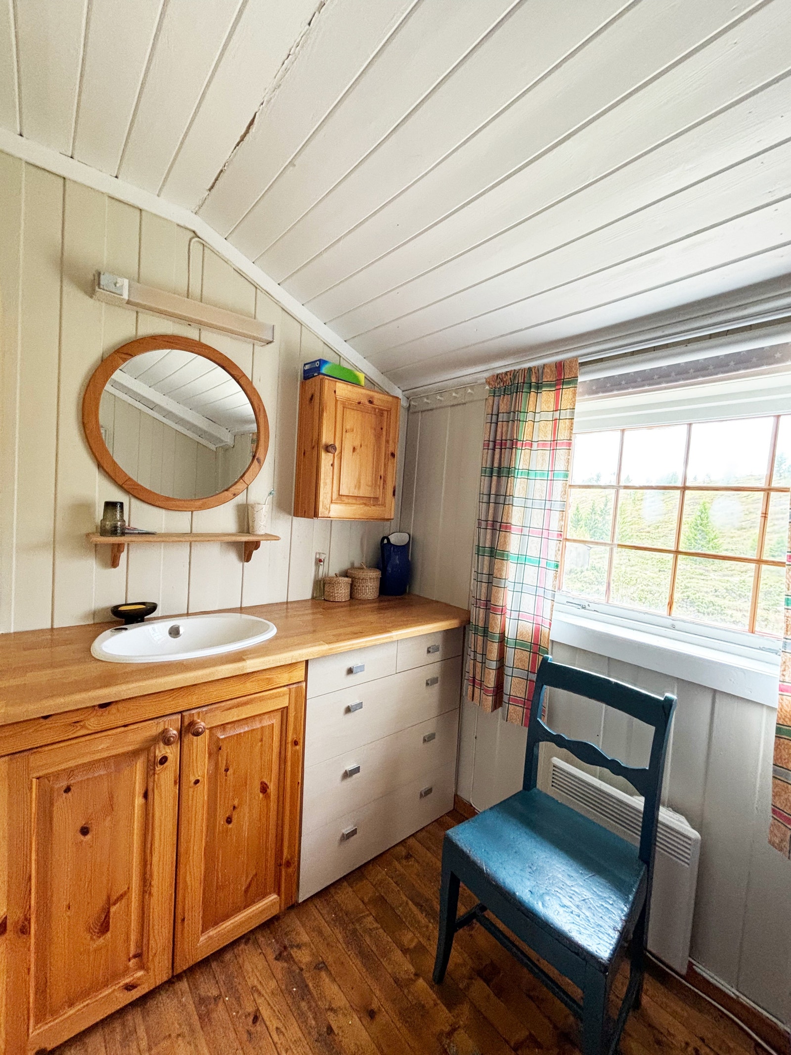 Nedfelt vask med bøtte under for utslag av vann Galleribilde