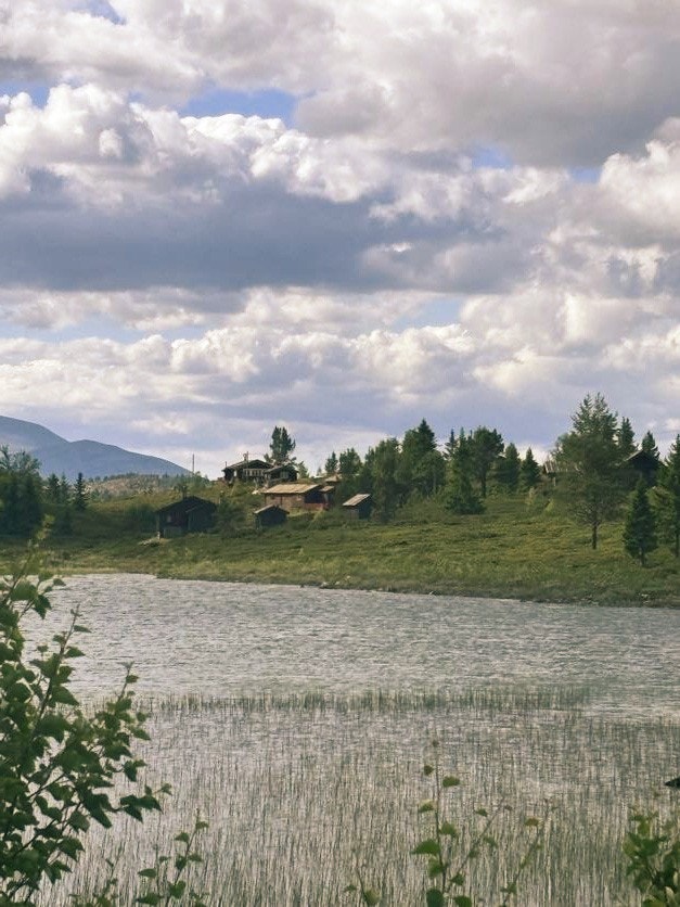 I nordenden av tjernet ligger først en hytte og deretter Kleivrudåsen 530 Galleribilde