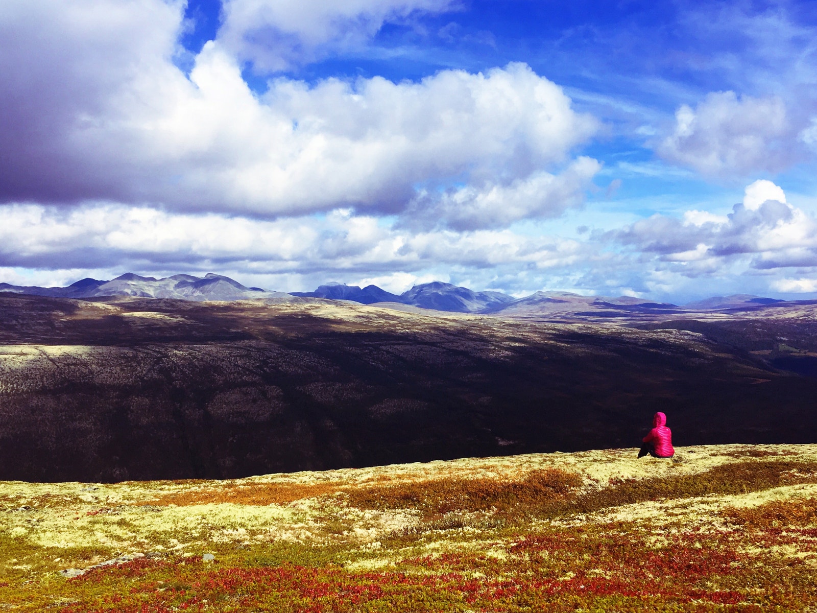 Med vakker utsikt mot Rondane fra Haldorpiggen, 3 km fra hytta Galleribilde
