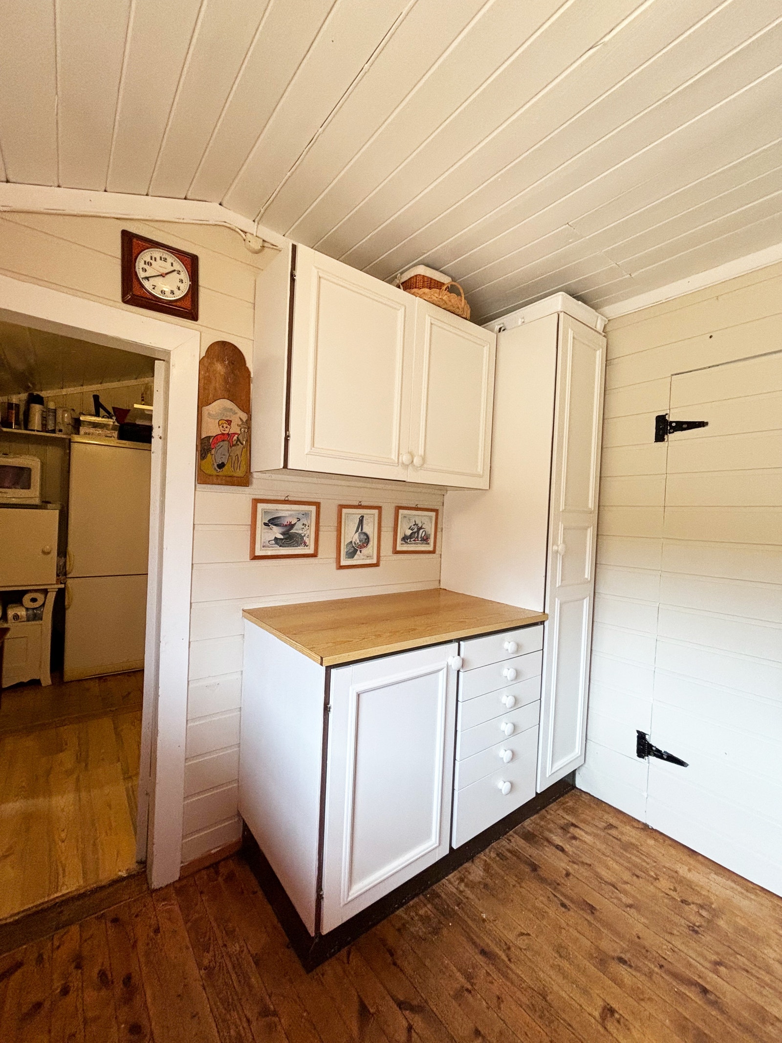 Funksjonelt kjøkken med malte heltre flater Galleribilde