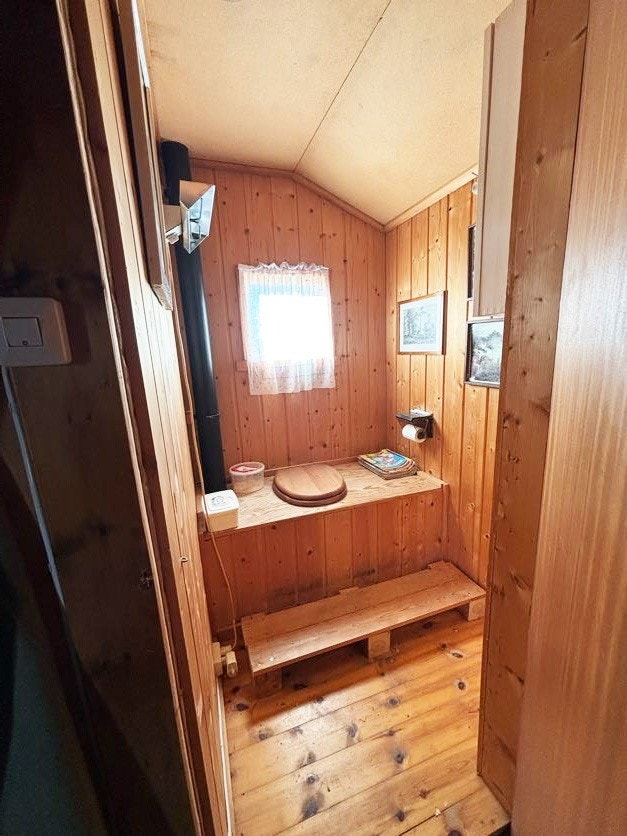 Isolert utedo i annekset Galleribilde