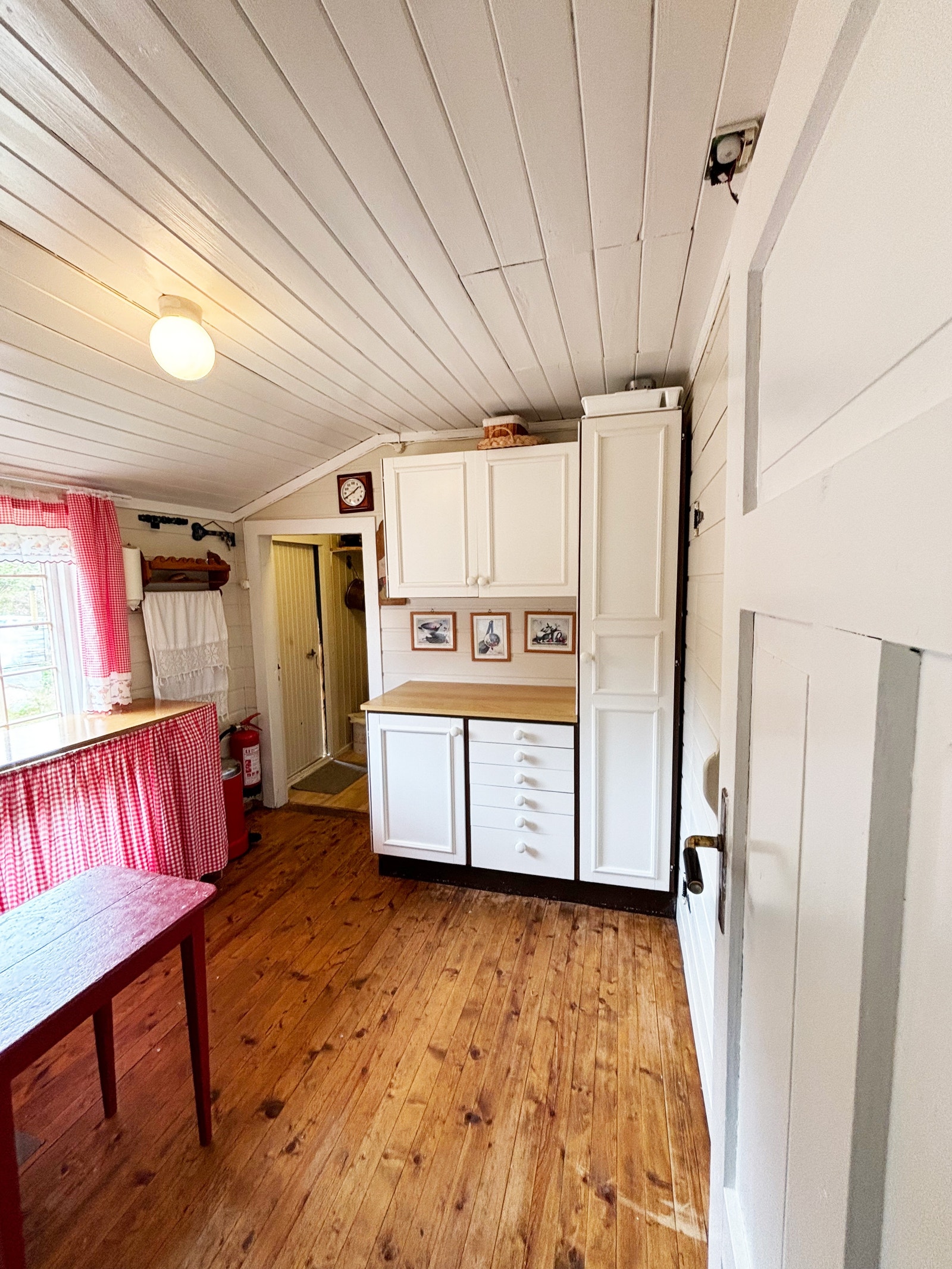 Lagringsplass til tørrvarer og servise Galleribilde