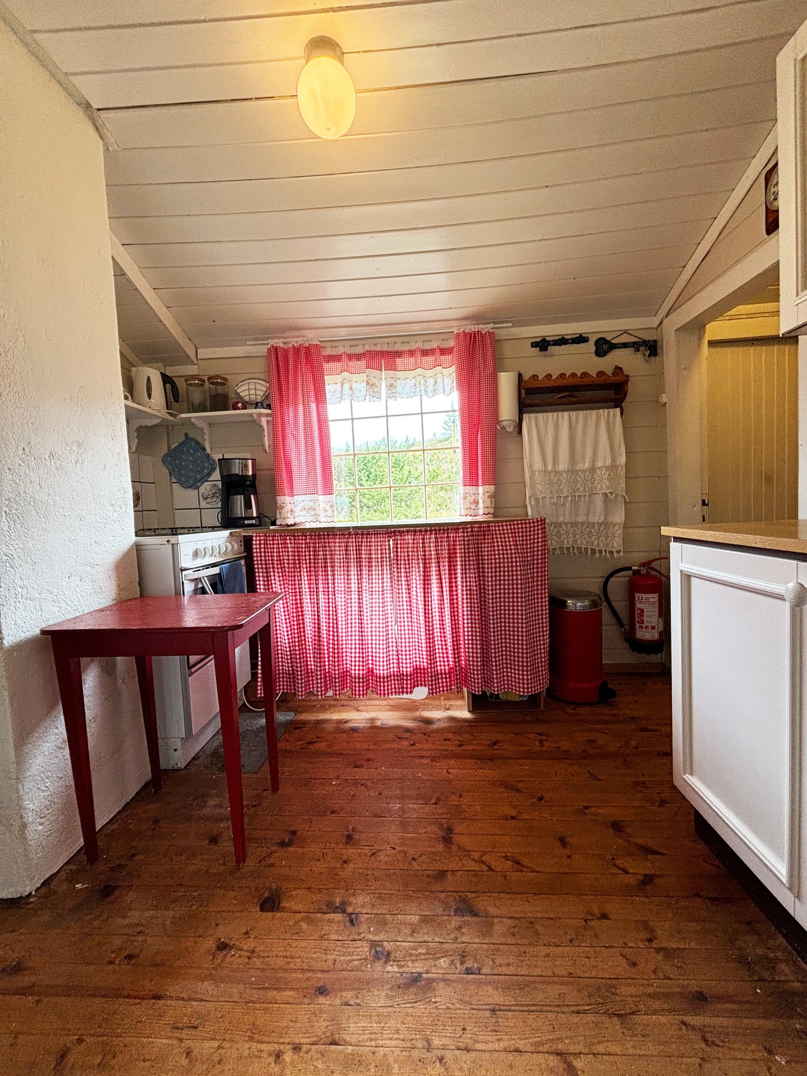 Benkeplass med plass til vannkanner under Galleribilde