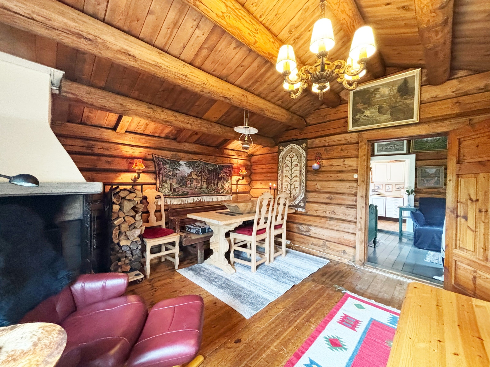 Det er plass til spiseplass i peisestua Galleribilde