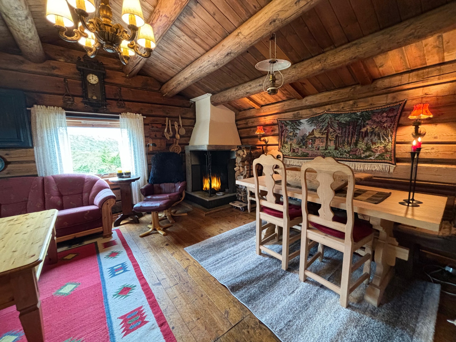 Koselig peisestue med gruepeis i kleberstein Galleribilde