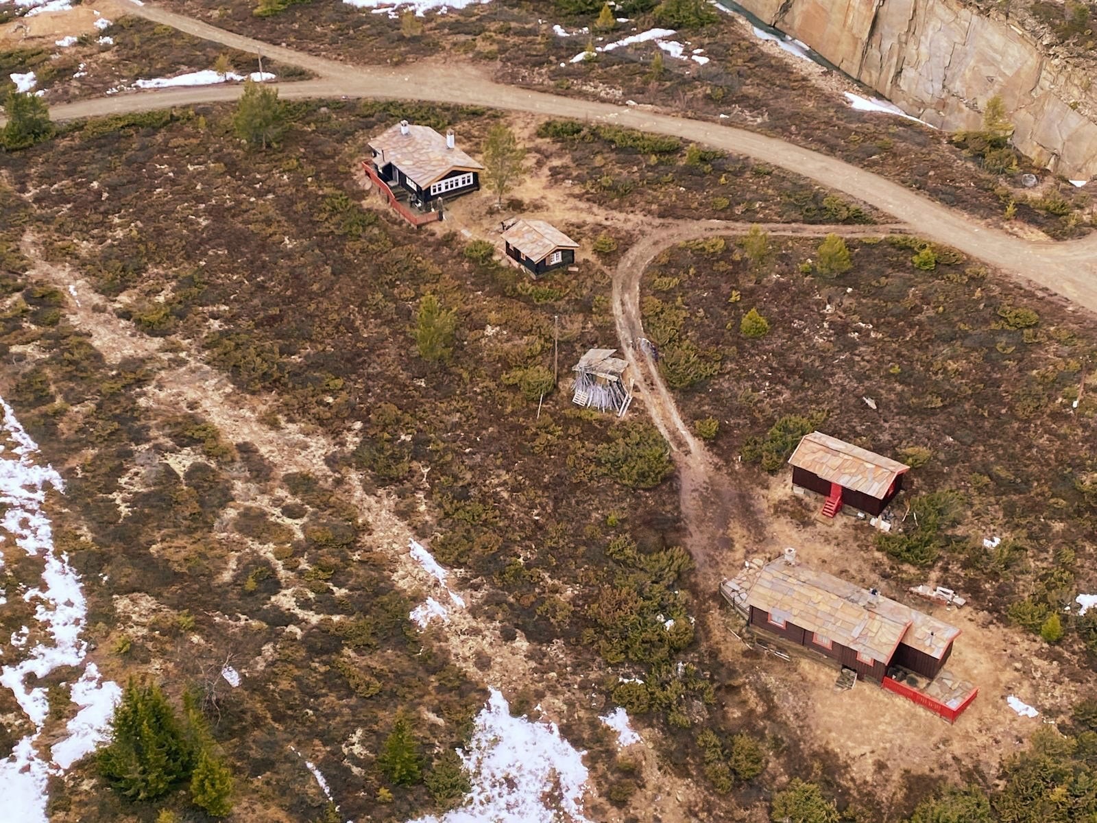 Hytta ligger med veirett over nabotomt Galleribilde