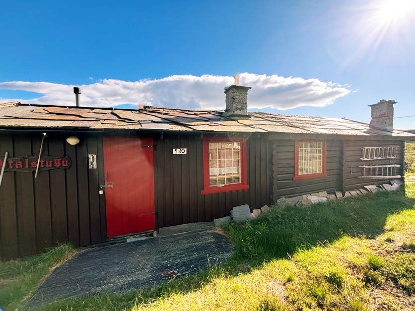 Inngang på østsiden av hytta Galleribilde