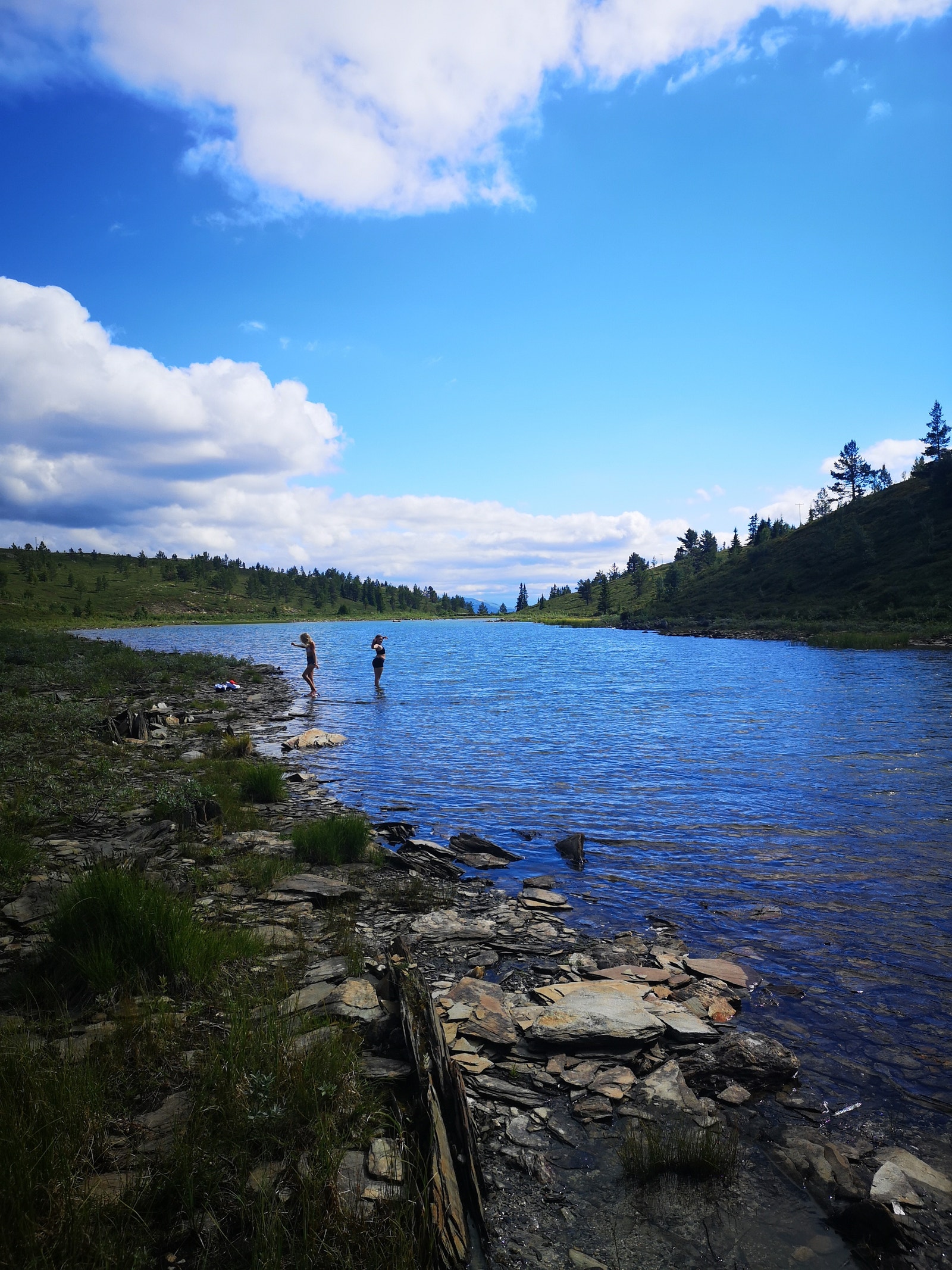 Det er fint å bade i tjernet. Det er laget en liten gangsti under vann med skiferheller. Grunnen er av svært porøs sand Galleribilde