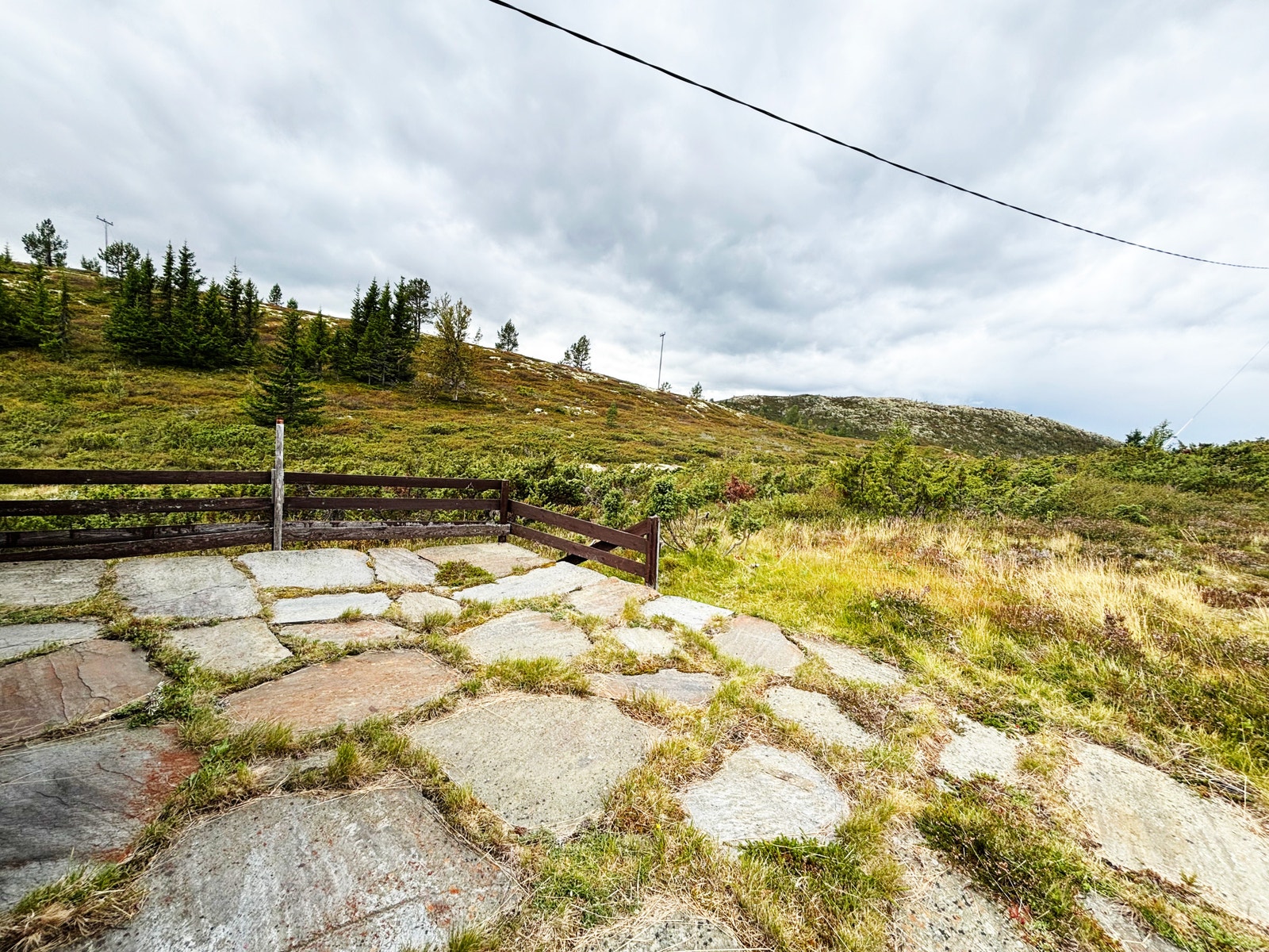 Uteplass også på nordenden av hytta. Det gjør at du kan finne lune uteplasser selv på 997 m. o. h Galleribilde