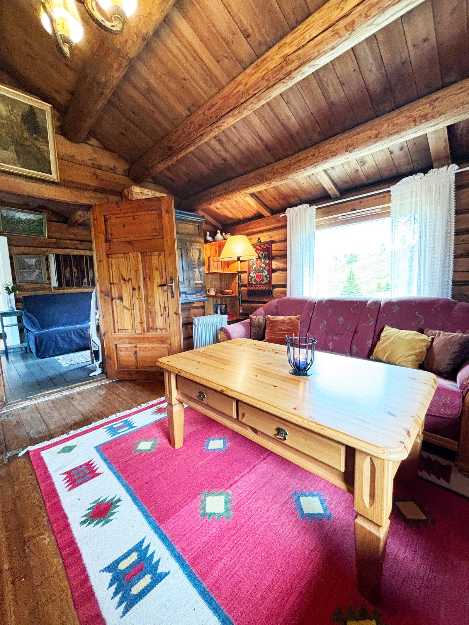 Peisestua ligger i enden av hytta mot nord, med vindu mot nord og vest Galleribilde