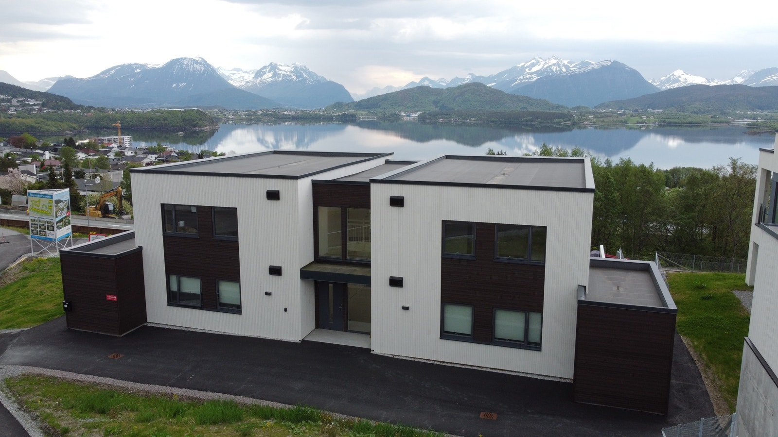 Dronebilde av boligen fra 14.05.24. Galleribilde