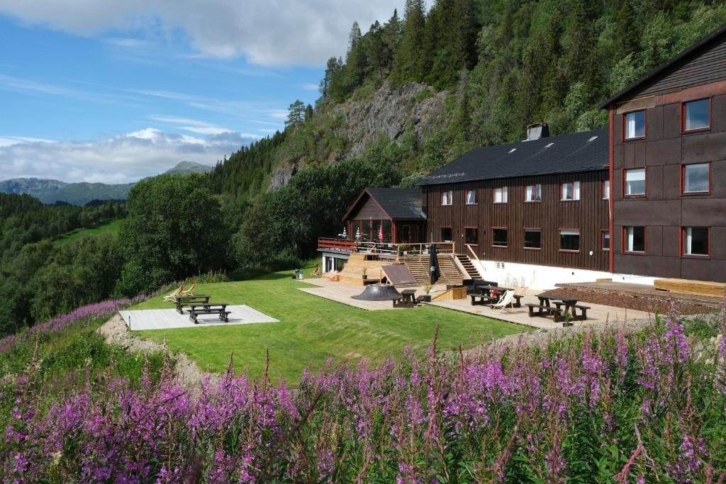 Hytta ligger rett ved Austbø hotell Galleribilde