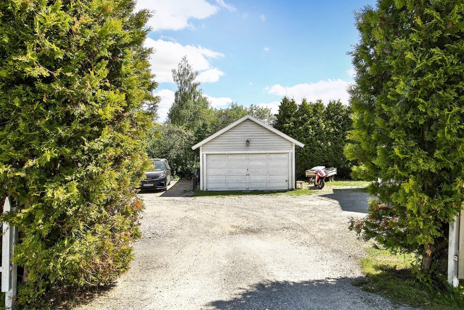 Innkjørsel. Det er mulig å leie garasje til egen bil. Galleribilde