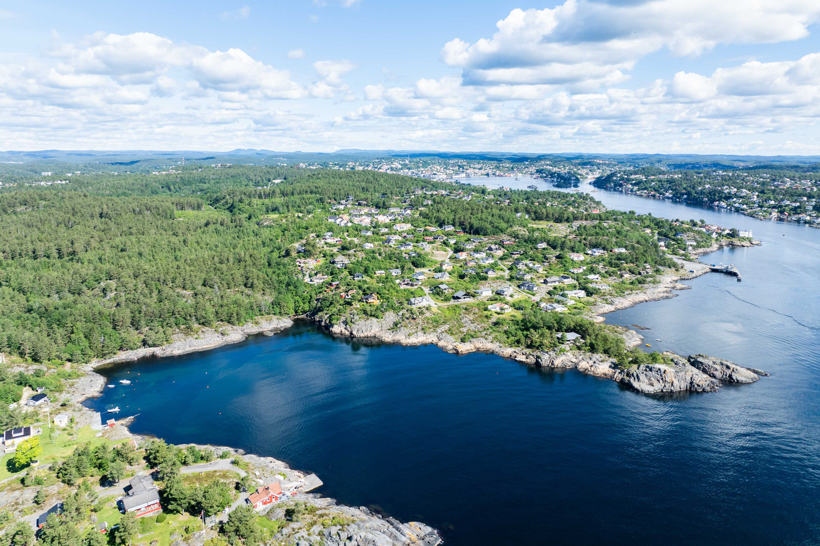 Dronebilde fra sjøen over hyttefeltet