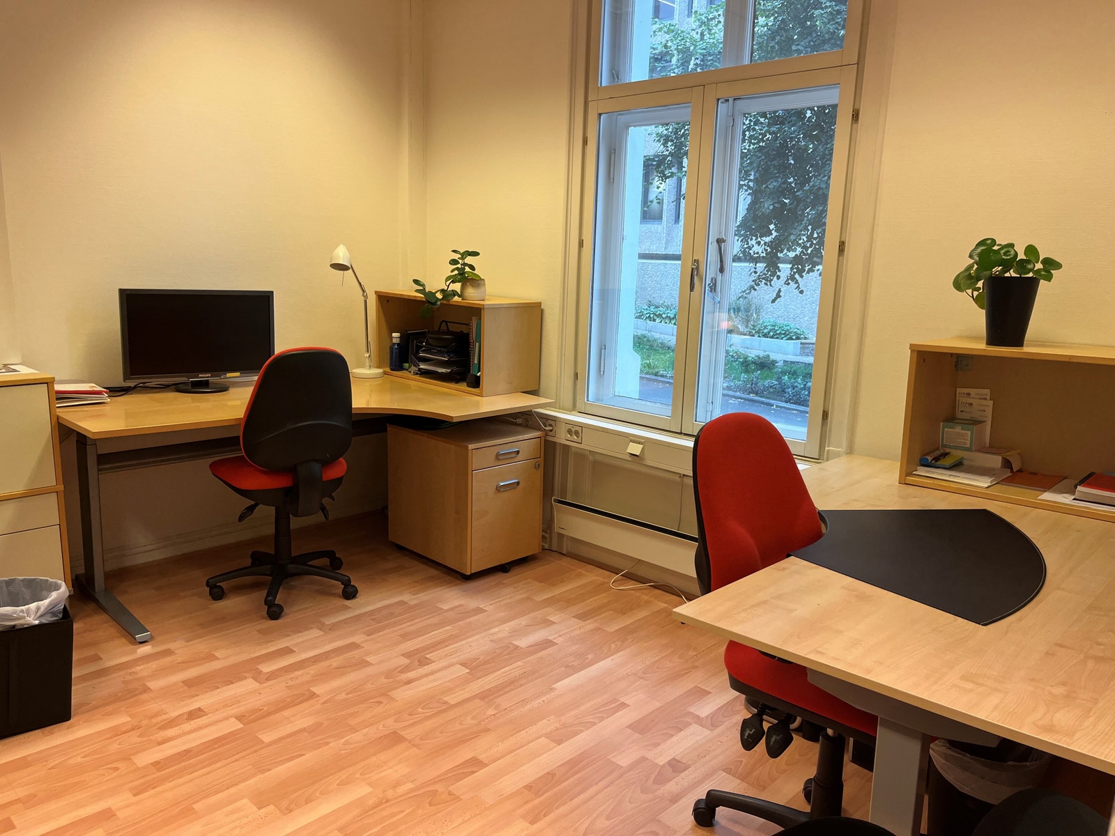 Et av kontorene, plass til tre Galleribilde