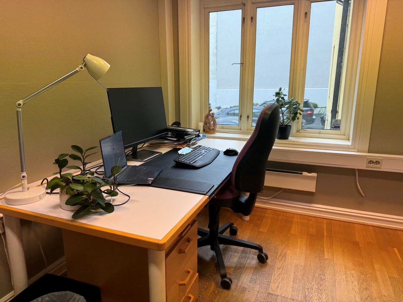 Et av kontorene, plass til en til to Galleribilde