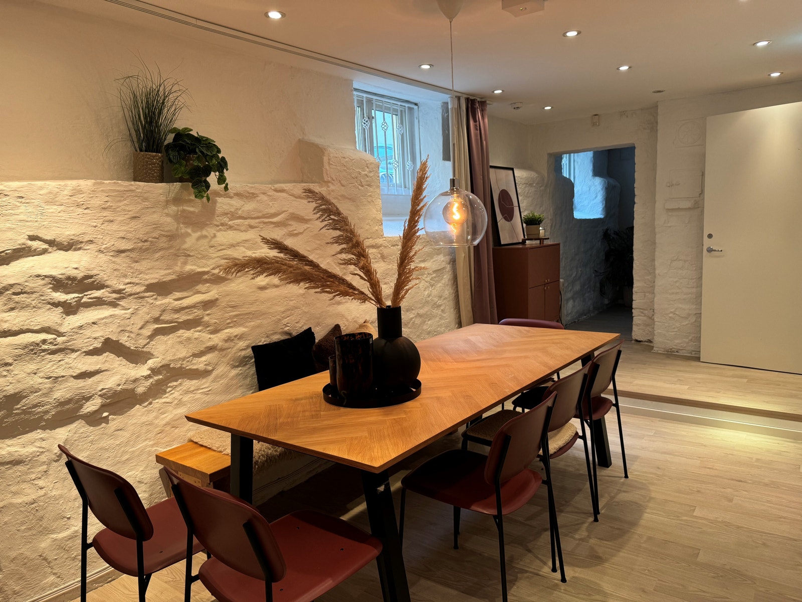 Hyggelig kjellerrom innredet for barn og unge Galleribilde