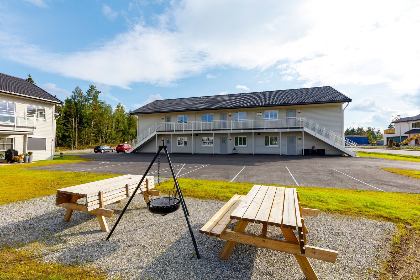 6-mannsboligen fra adkomstsiden. Sameiet danner et tun med et koselig fellesområde. Galleribilde