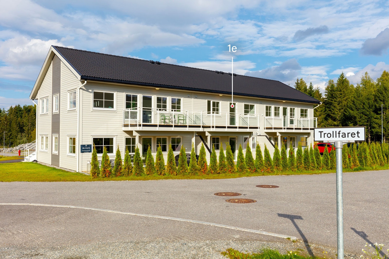 Leiligheten markert på bildet. Sørvest-vendt veranda med glassrekkverk. Galleribilde
