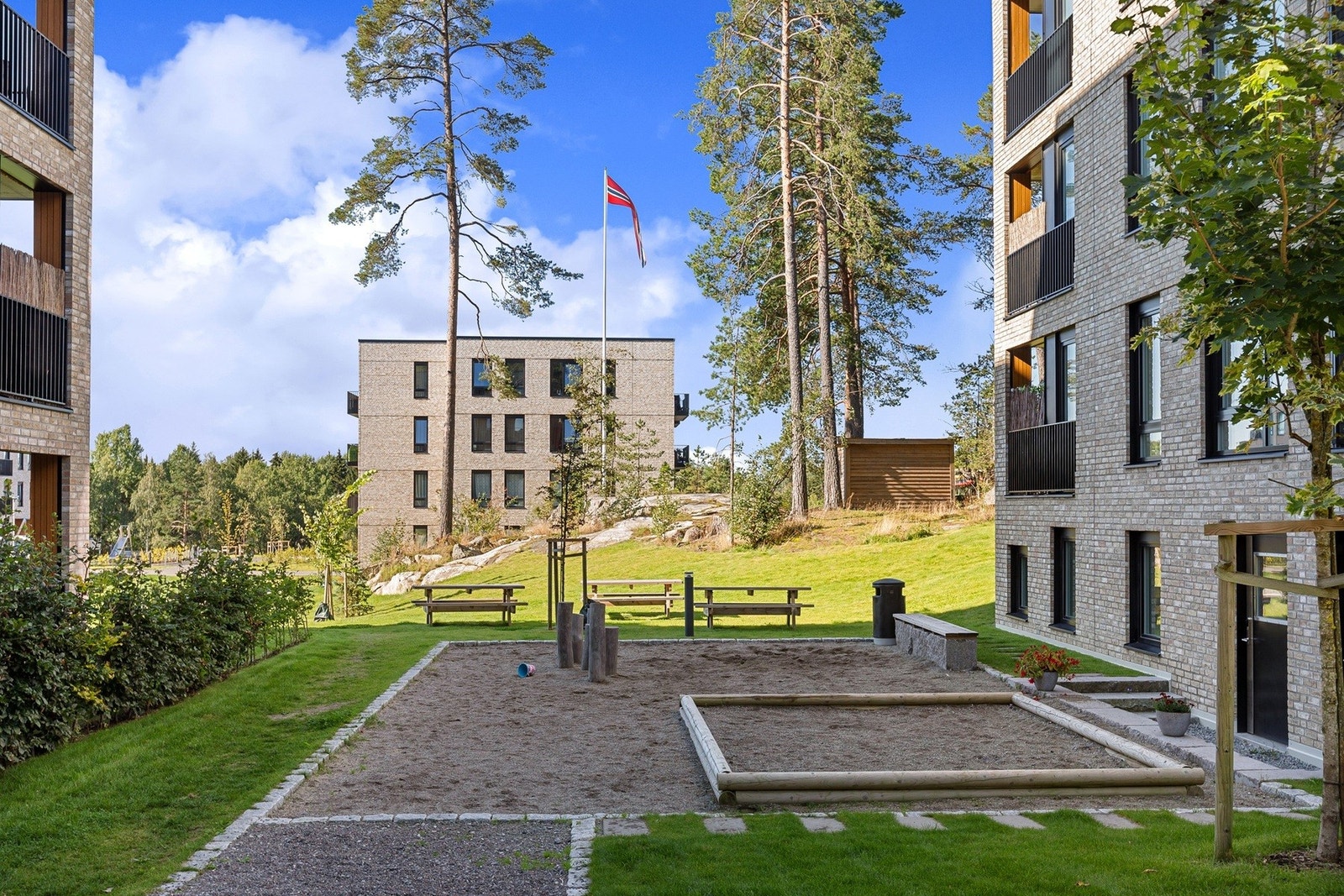 Flere lekeområder mellom byggene. Galleribilde