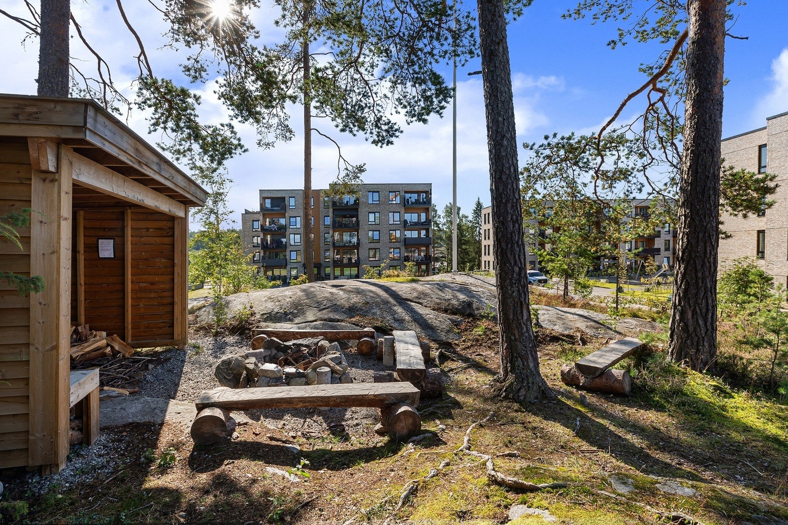 Du kan nyte store og flotte uteområder. Prosjektet har sin egen gapahuk og bålplass. Galleribilde