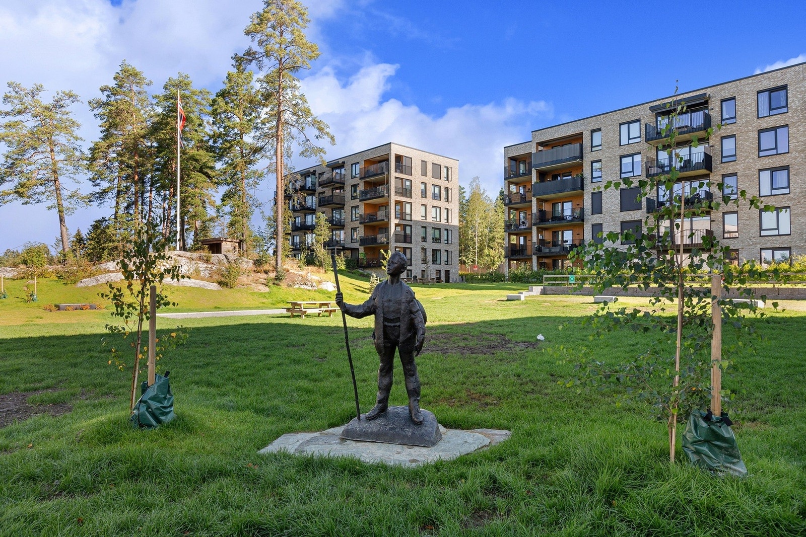 Skulpturen Askeladden av Kjell Grette Christensen har fått plass i gårdshagen. Galleribilde