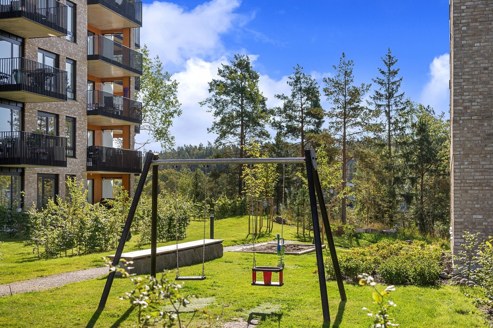 Flere lekeområder mellom byggene. Galleribilde