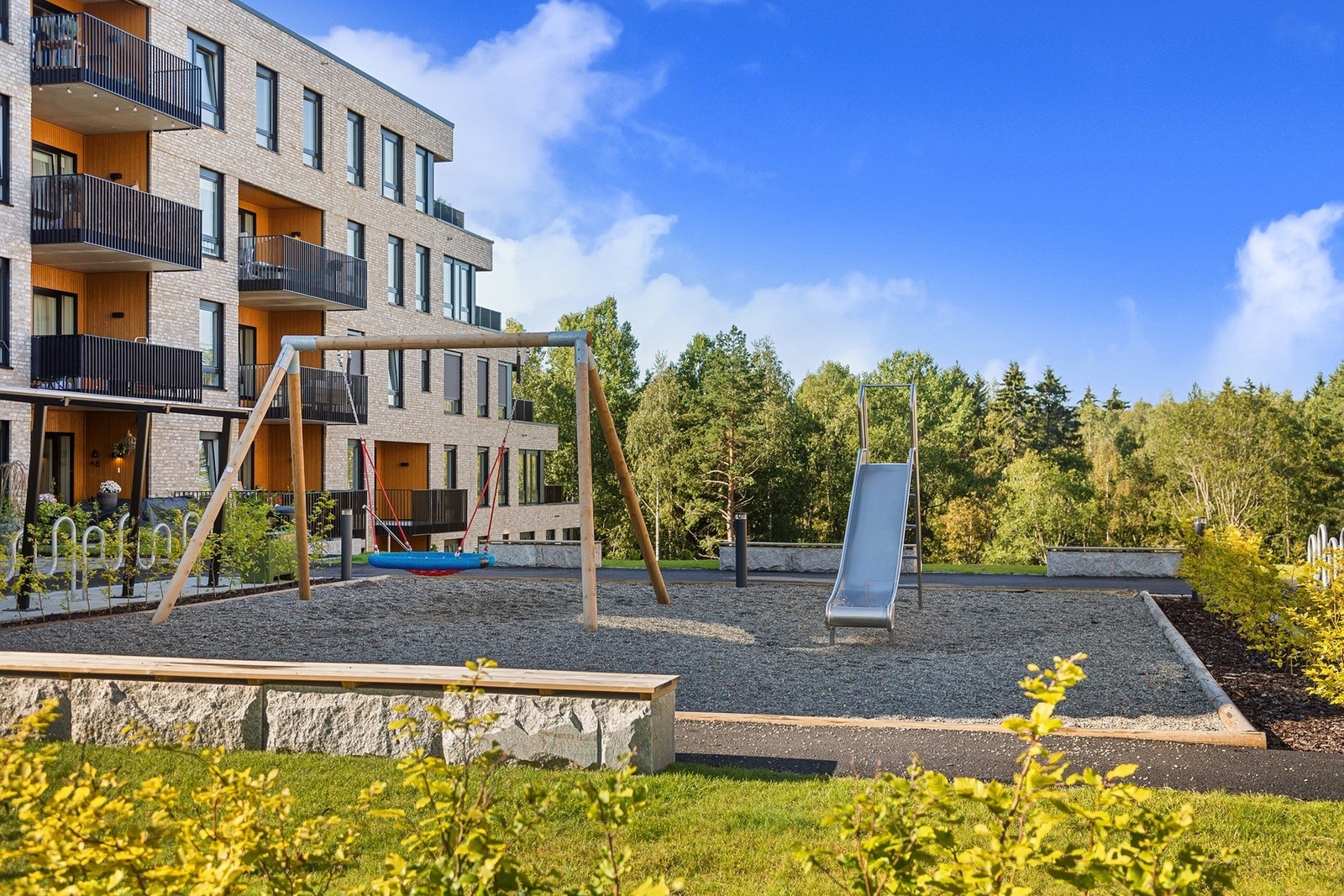 Flere lekeområder mellom byggene. Galleribilde