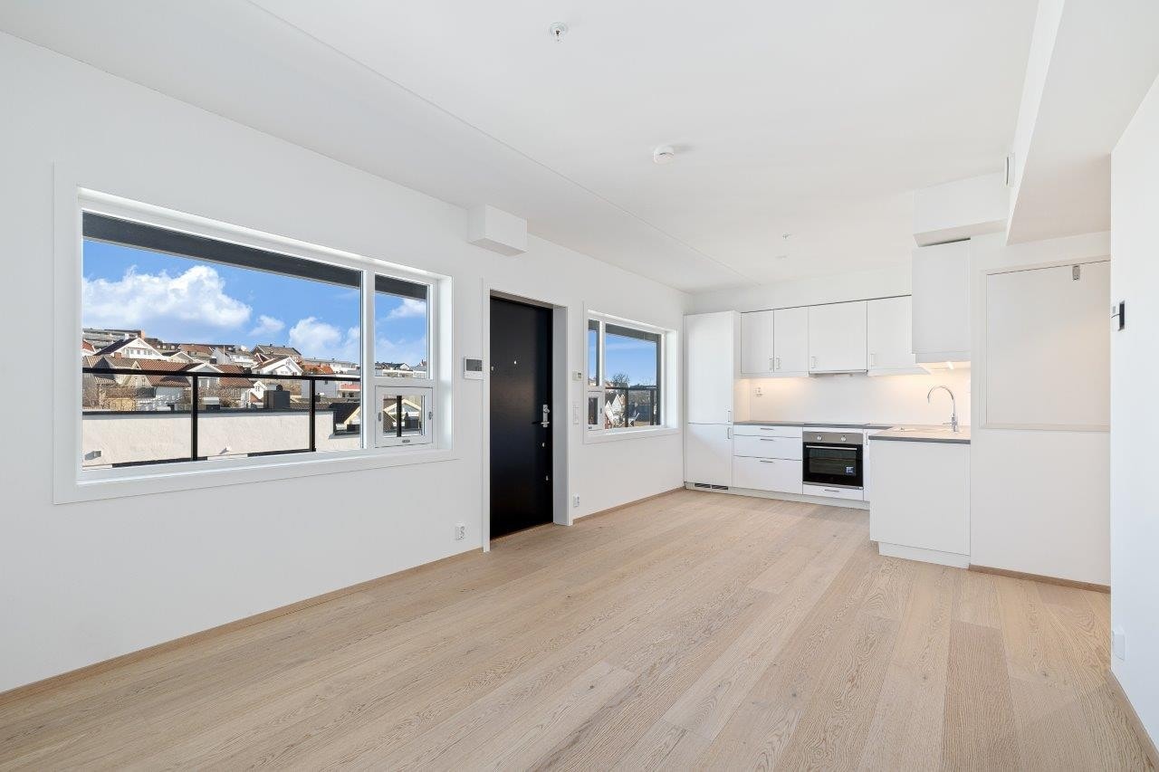 Inngang fra privat svalgang (nord) til denne stue/kjøkkendelen på over 24 kvm Galleribilde