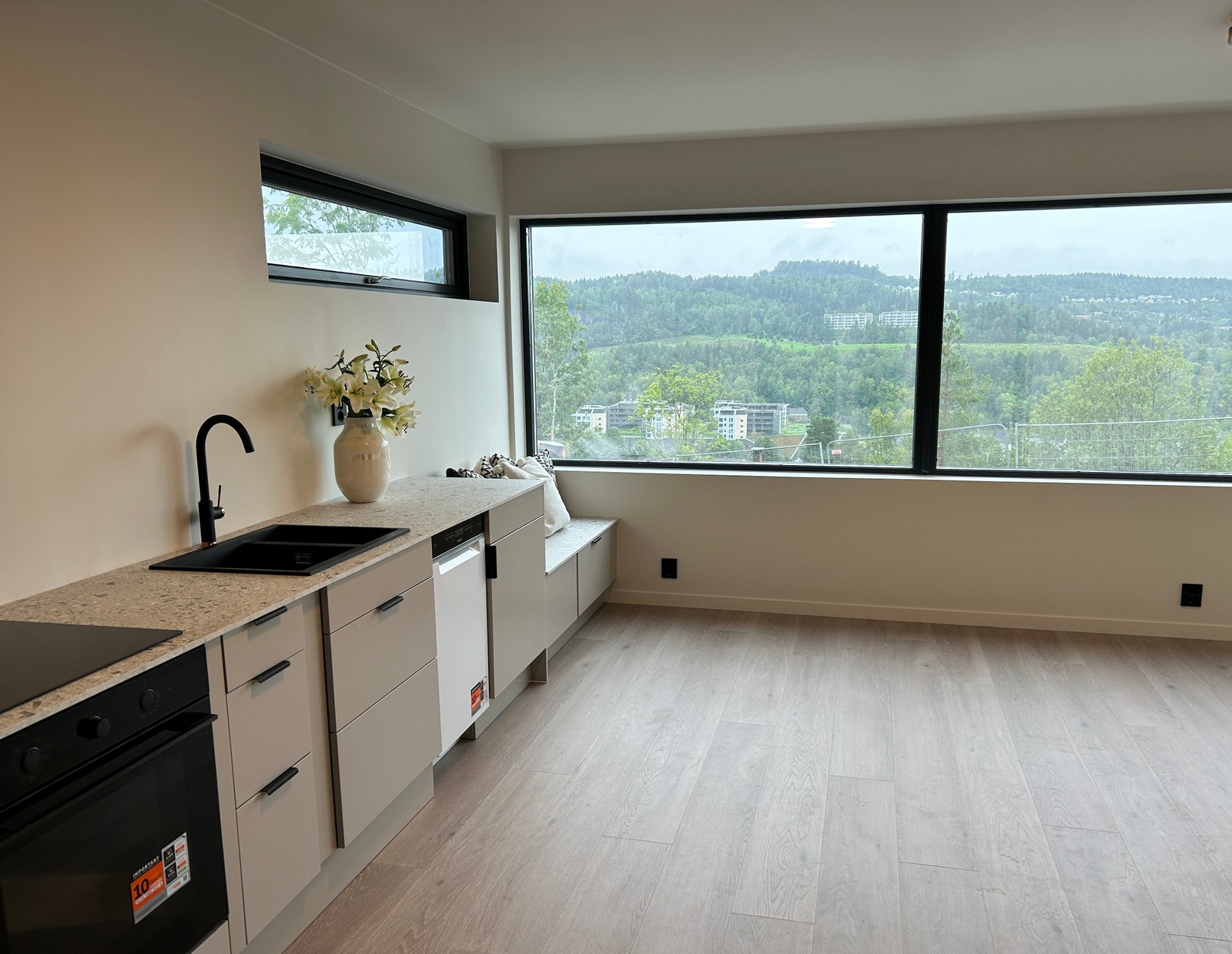 Åpen kjøkkenløsning, vannbåren varme inkludert. Galleribilde