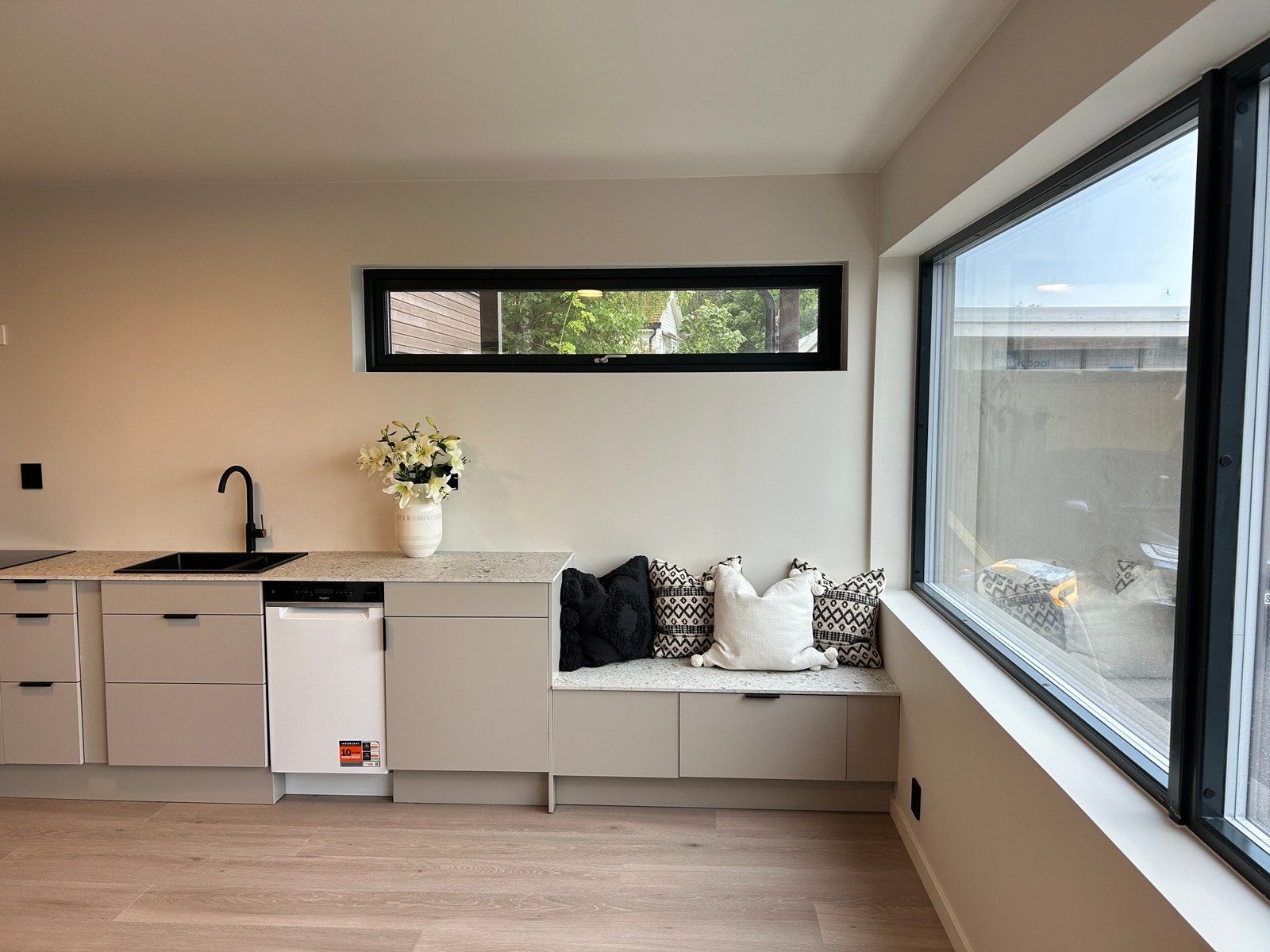 Kjøkken inkludert hvitevarer, med koselig sittebenk. Galleribilde