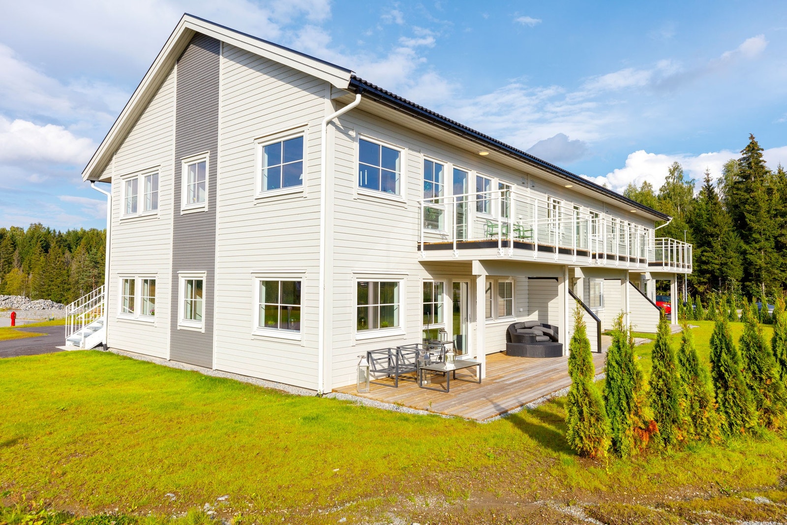 Leiligheten har sør-vest-vendt veranda med glassrekkverk Galleribilde