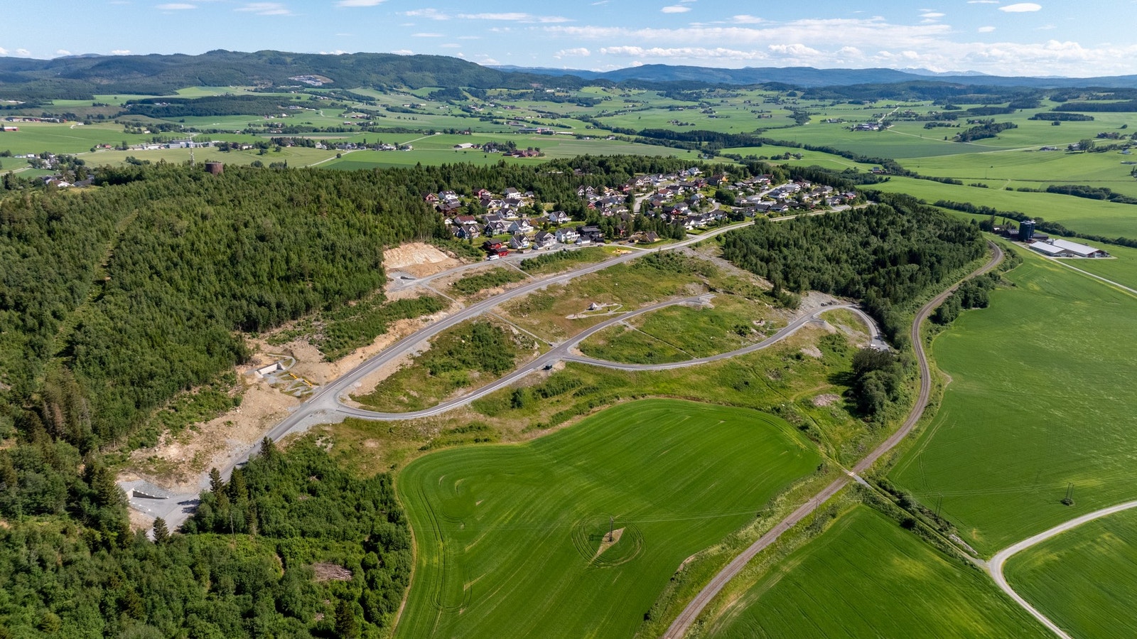 Oversiktsbilde av tomtefeltet. Foto: Storken Media. Galleribilde