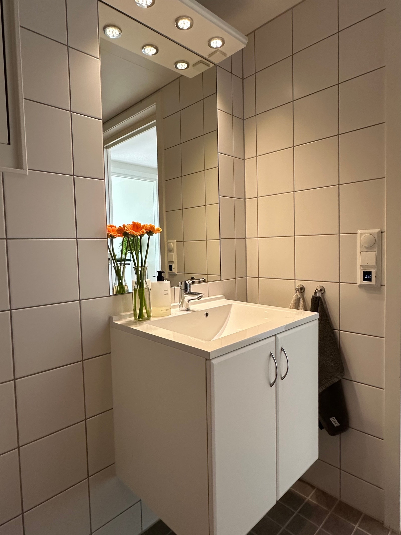 Bad med dusj, vegghengt toalett og vaskemaskin Galleribilde