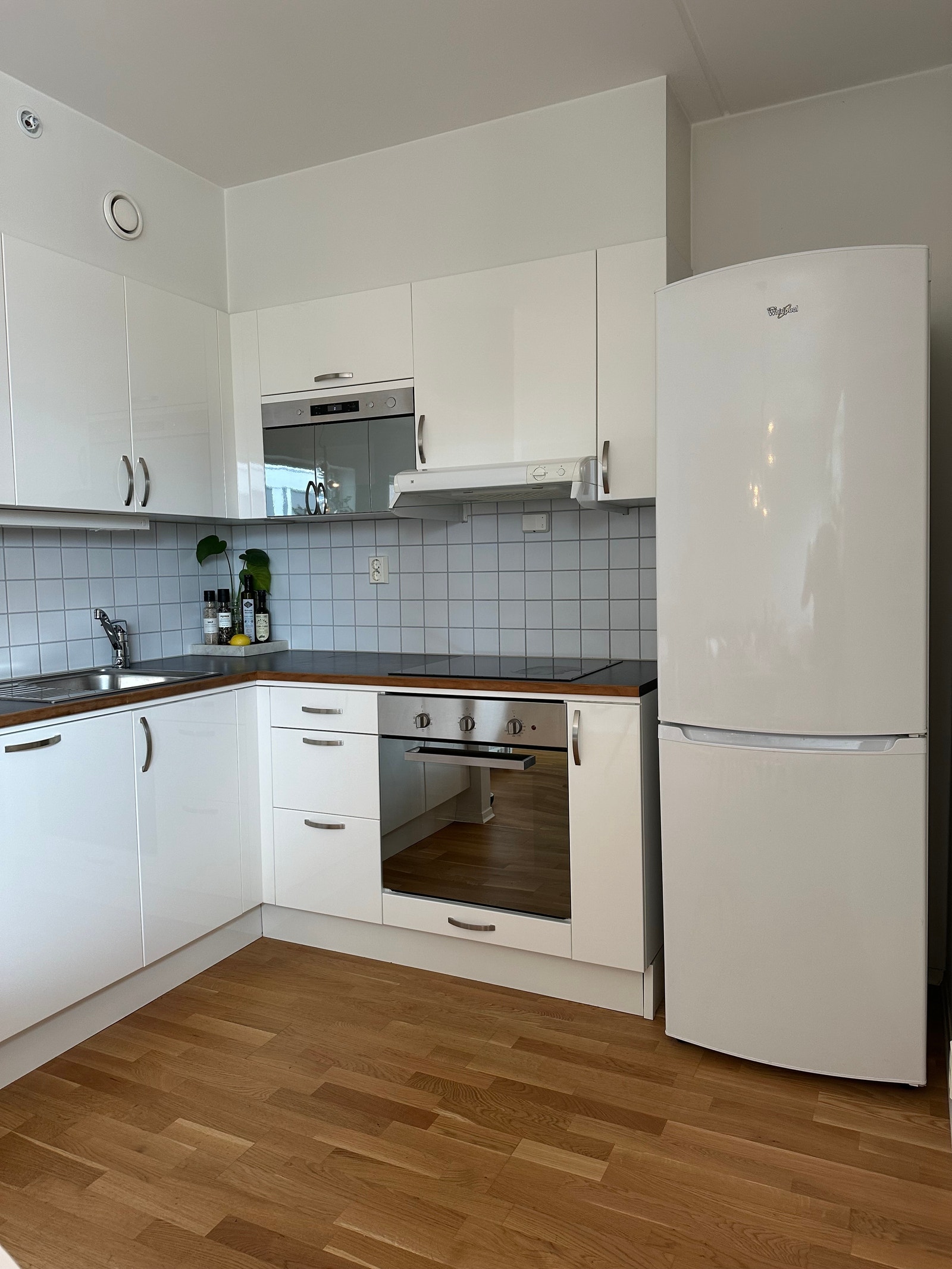 Kjøkken med hvitevarer Galleribilde