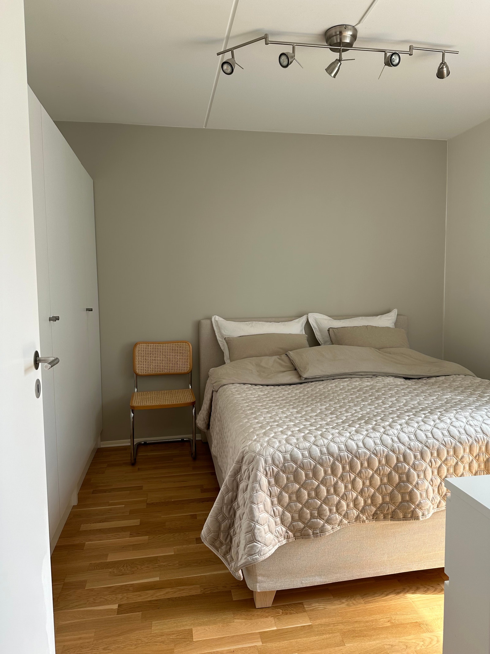 Soverom med god plass i garderobeskap. Fint lys fra stort vindu (seng følger ikke med) Galleribilde