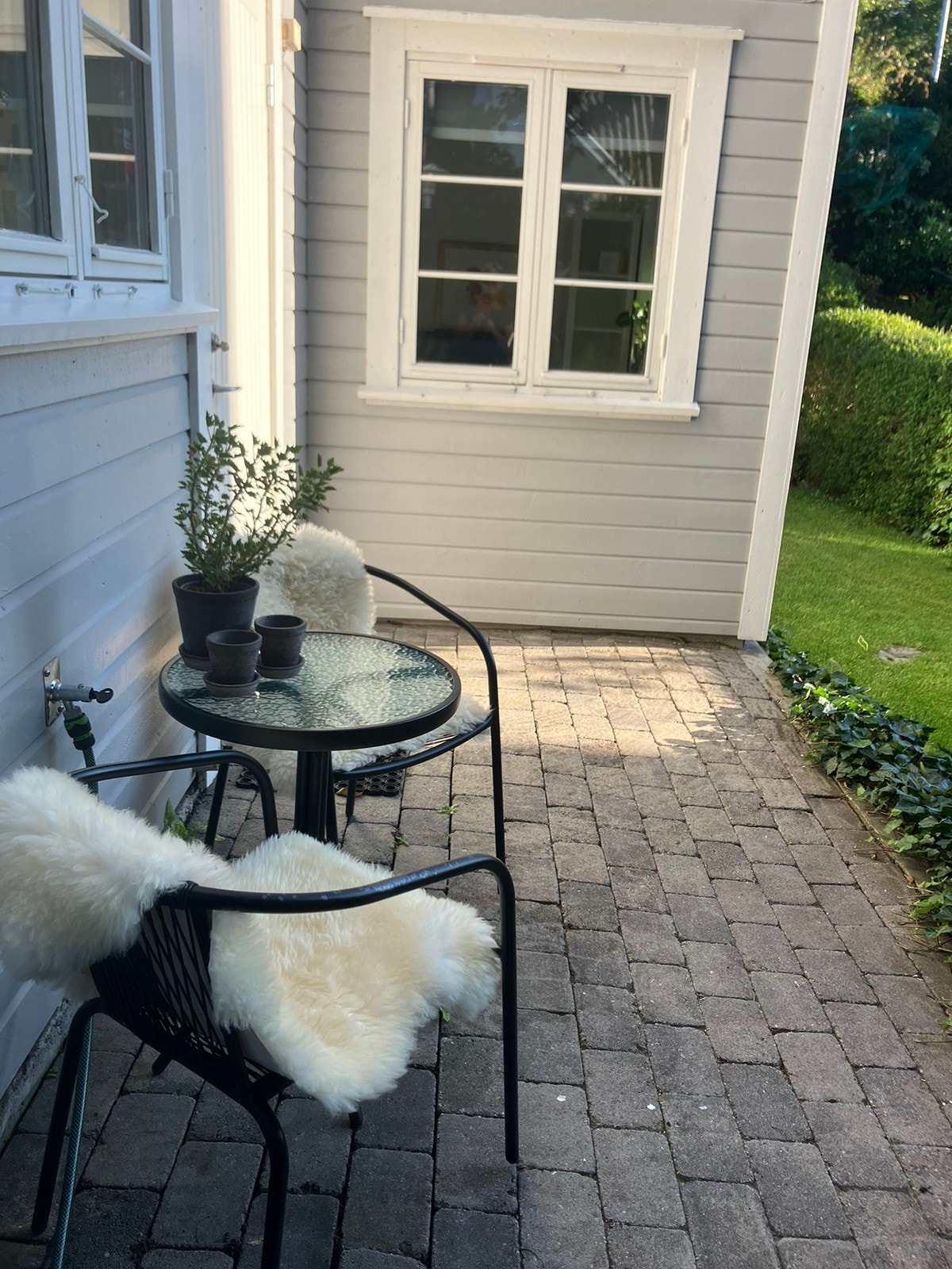 Inngangsparti med hage og uteplass Galleribilde