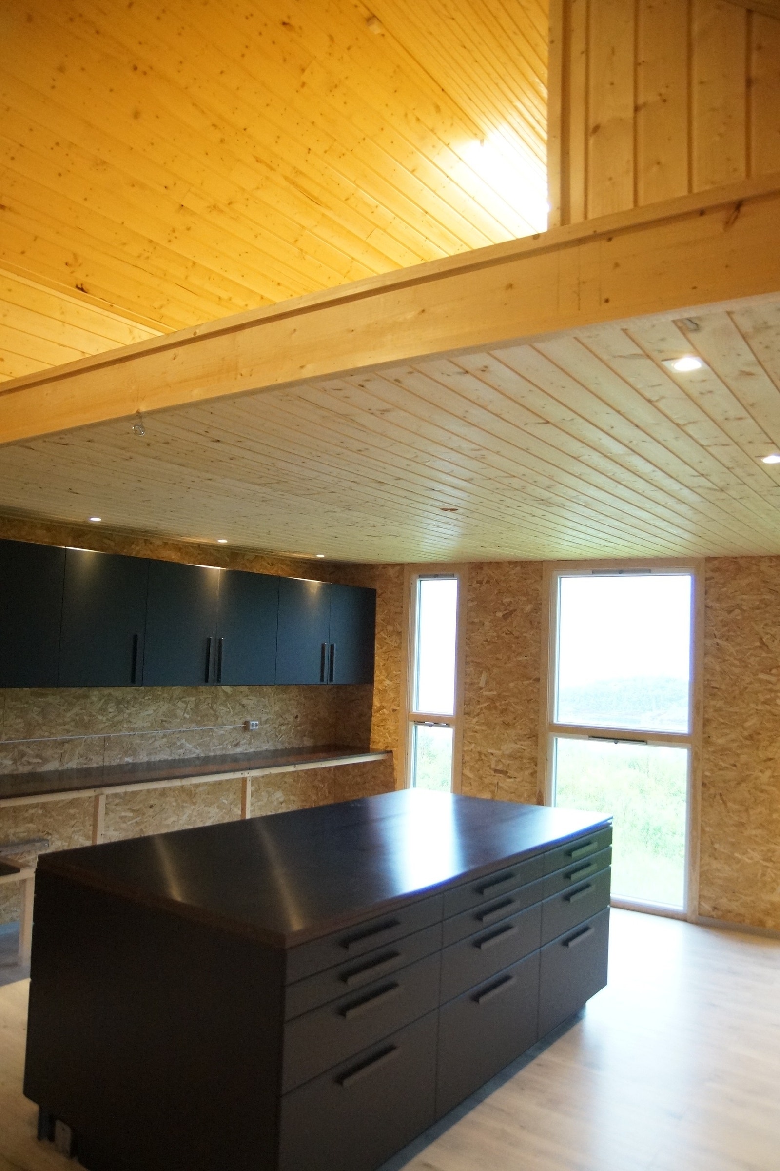 Uthus interior with work bench Galleribilde