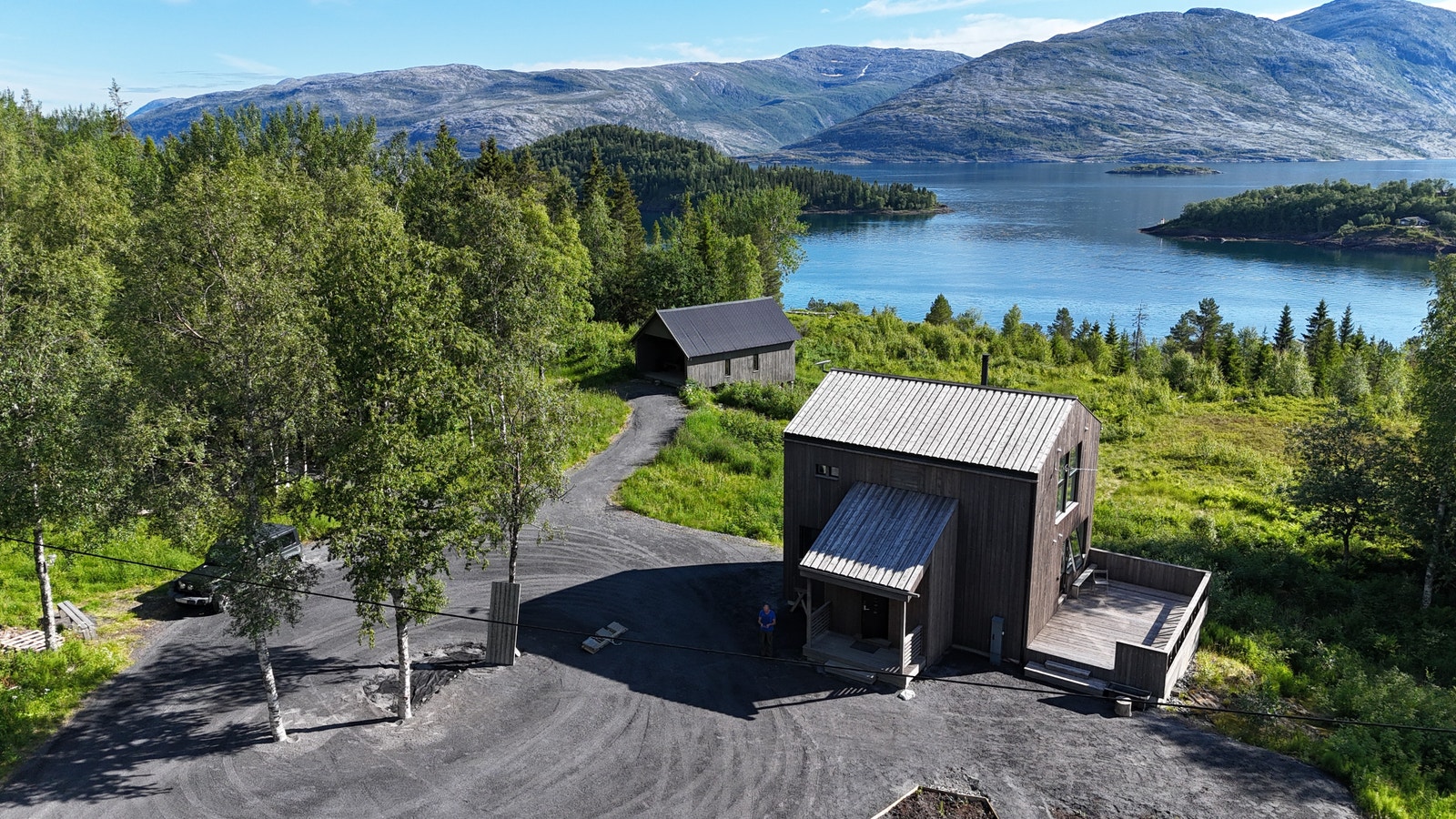 Overview of house and uthus Galleribilde