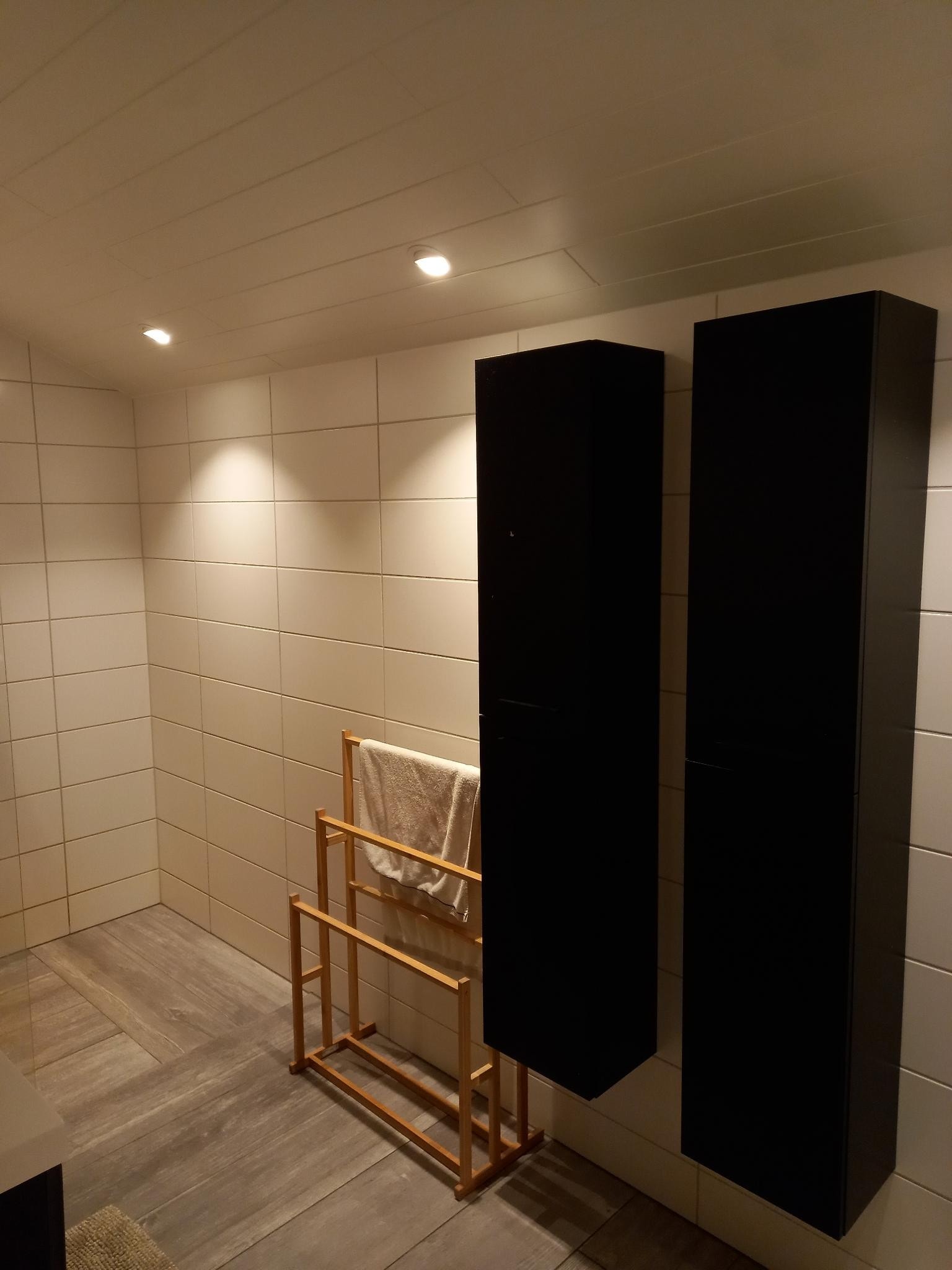Bathroom upstairs with walk-in shower and toilet Galleribilde