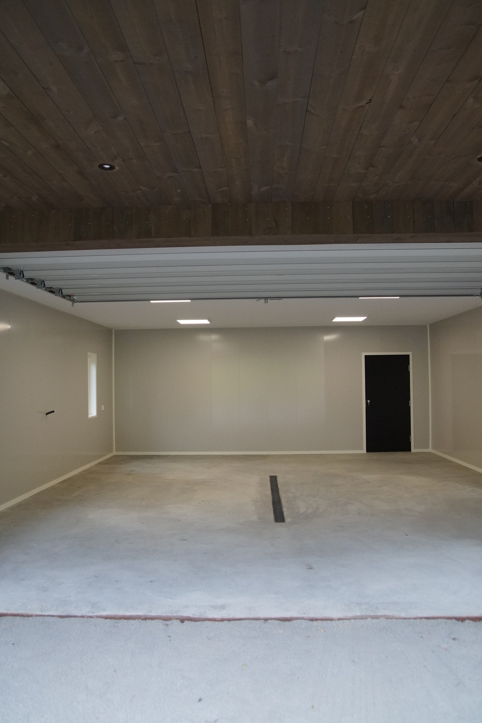In the garage is room for 2 big cars plus a trailer Galleribilde
